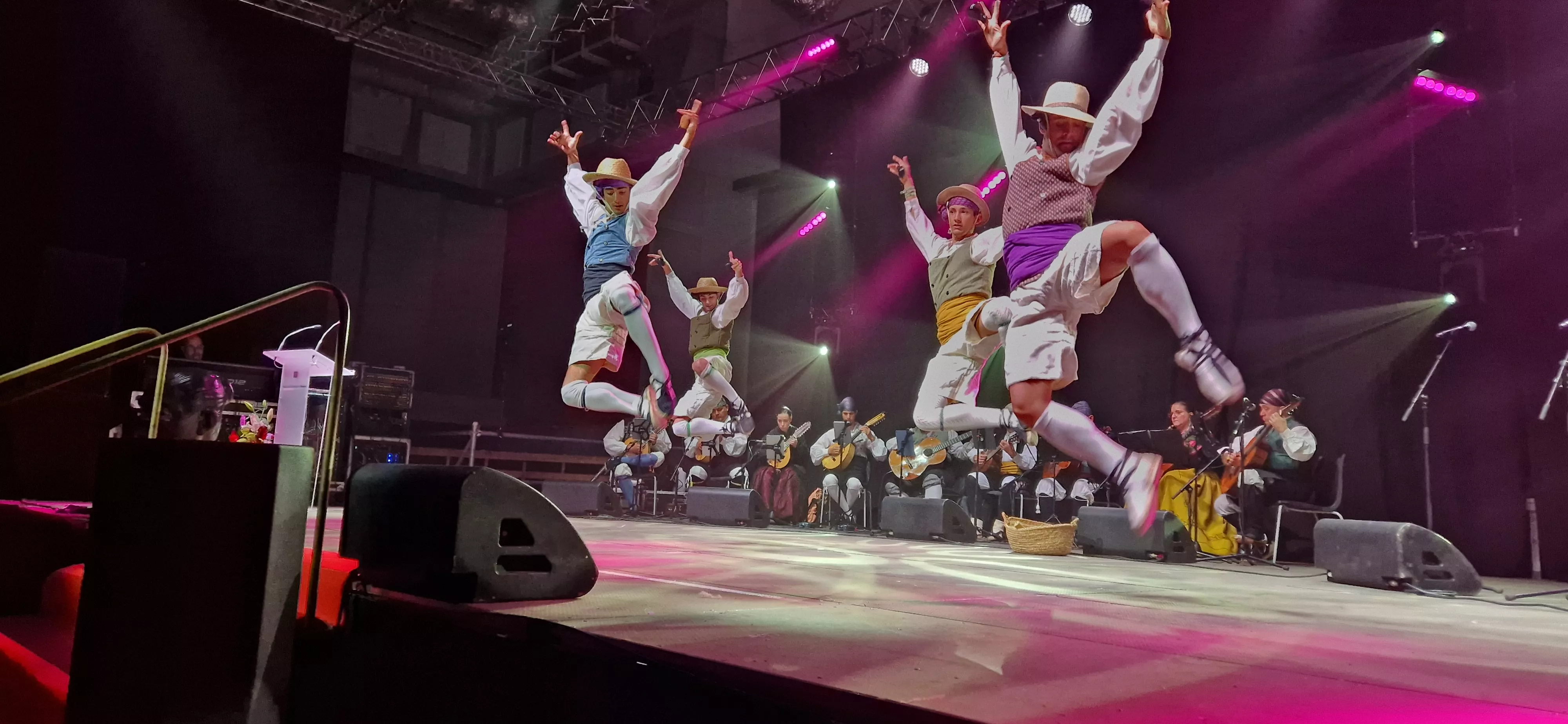 Actuación de Elenco, en la presentación de las Mairalesas y Mainate del barrio de San Martín. Foto Myriam Martínez