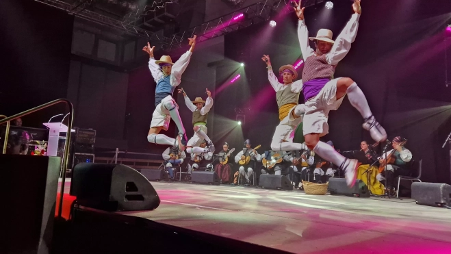 Actuación de Elenco, en la presentación de las Mairalesas y Mainate del barrio de San Martín. Foto Myriam Martínez Actuación de Elenco, en la presentación de las Mairalesas y Mainate del barrio de San Martín. Foto Myriam Martínez