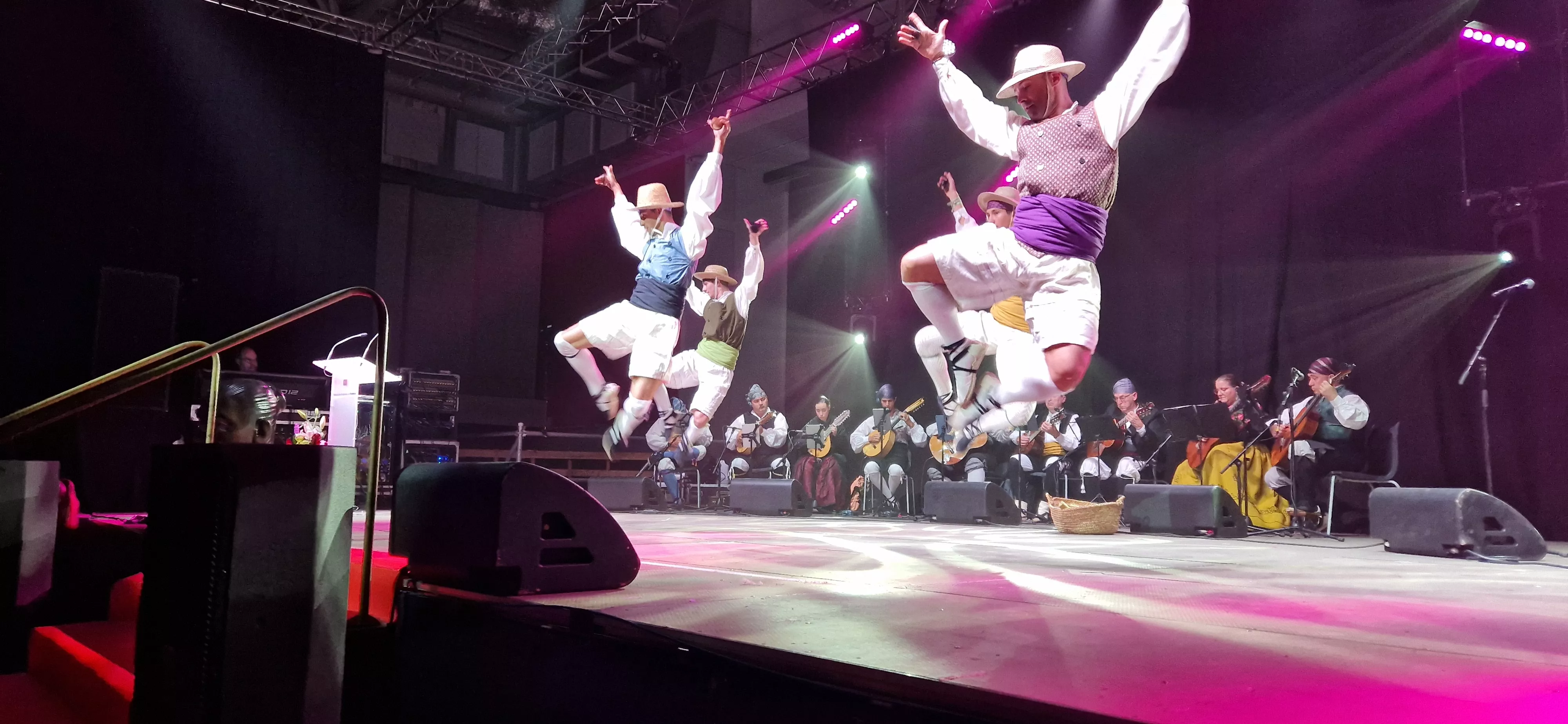 Actuación de Elenco, en la presentación de las Mairalesas y Mainate del barrio de San Martín. Foto Myriam Martínez