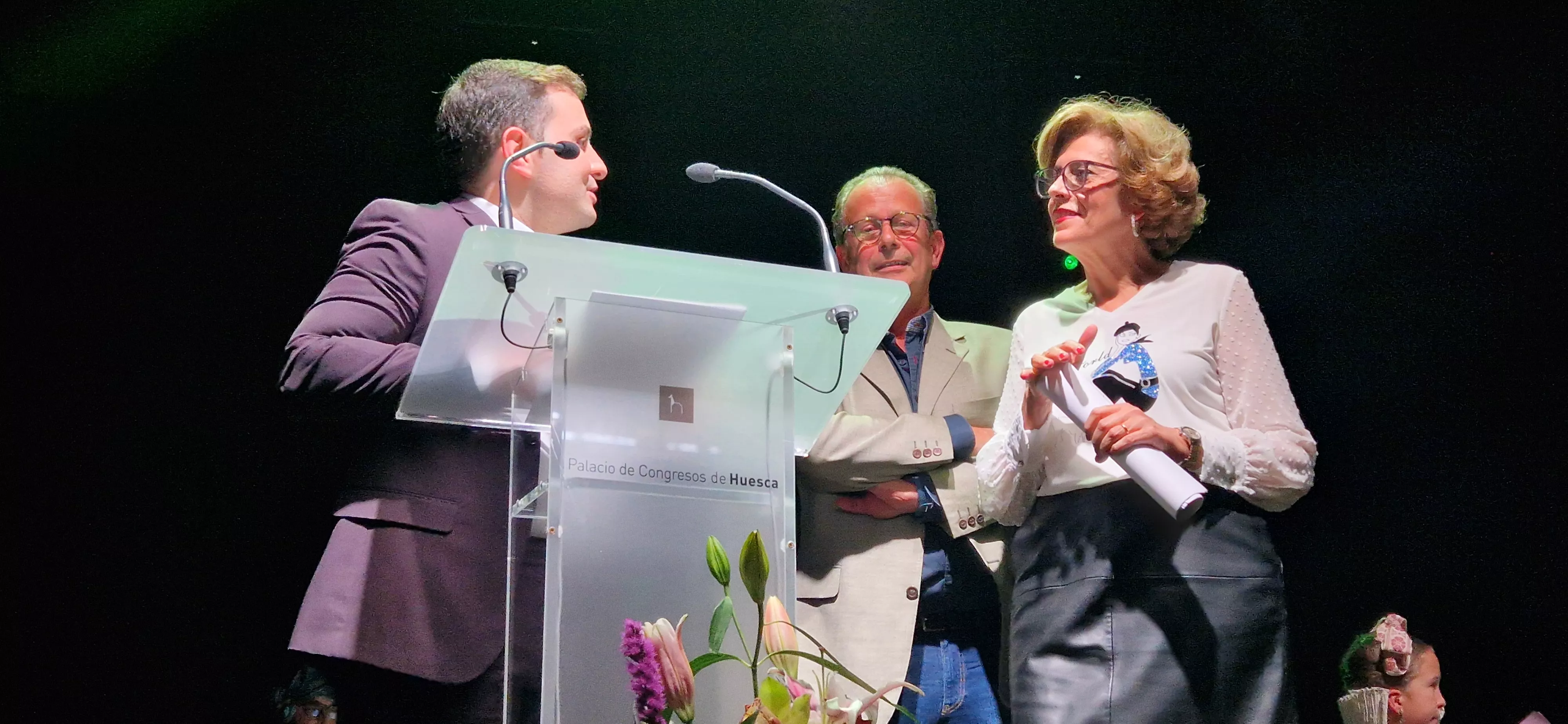 Javier Cao con Luis Beired y María Laguarta, los mantenedores de las fiestas del barrio de San Martín. Foto Myriam Martínez
