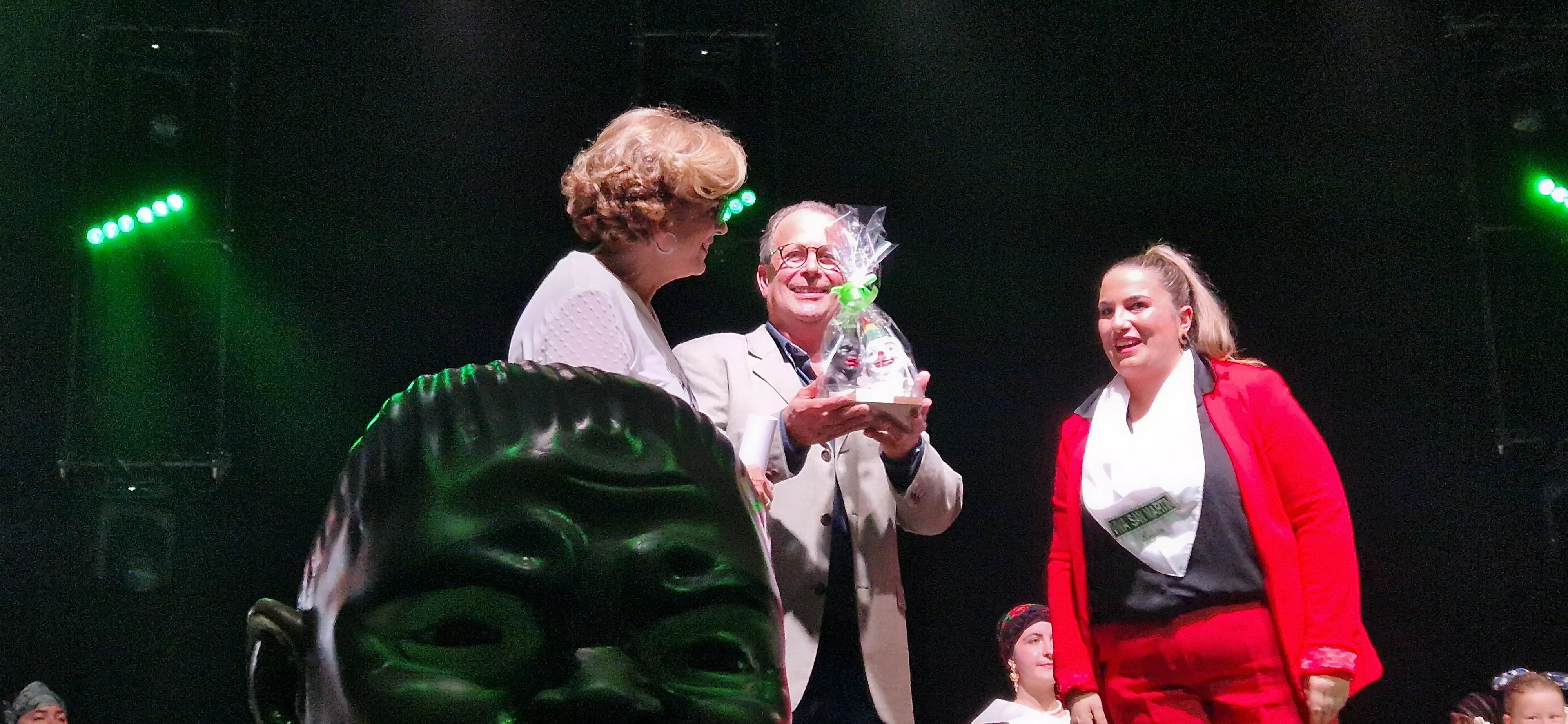 María Laguarta y Luis Beired, mantenedores de las fiestas del barrio de San Martín, recogen un premio. Foto Myriam Martínez