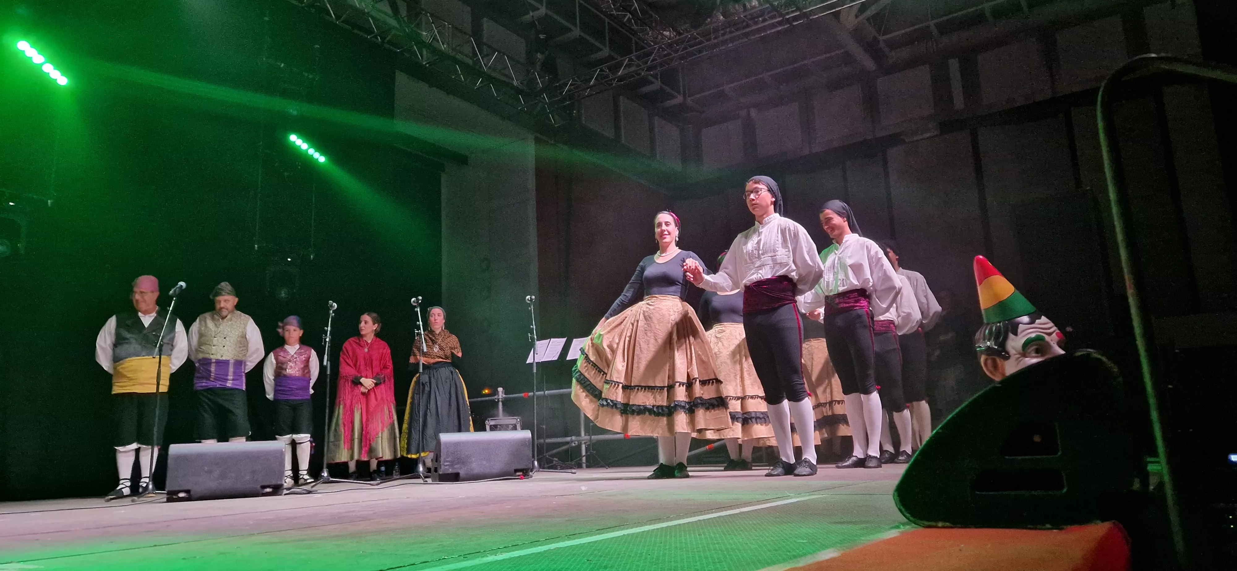Actuación de Elenco, en la presentación de las Mairalesas y Mainate del barrio de San Martín. Foto Myriam Martínez