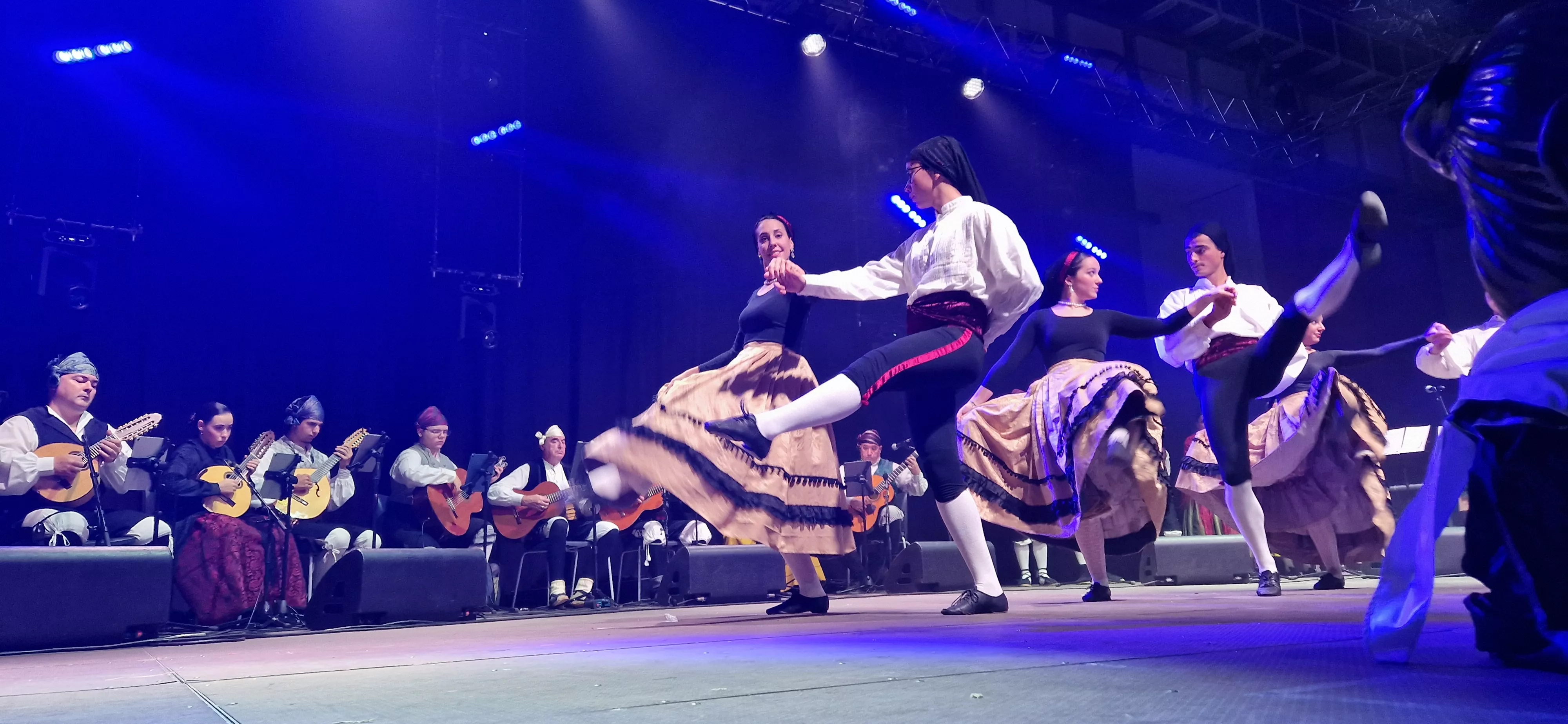 Actuación de Elenco, en la presentación de las Mairalesas y Mainate del barrio de San Martín. Foto Myriam Martínez