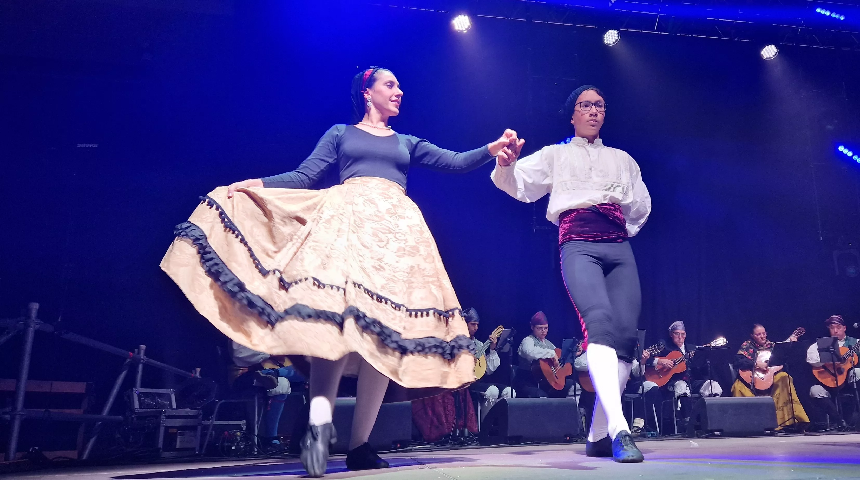 Actuación de Elenco, en la presentación de las Mairalesas y Mainate del barrio de San Martín. Foto Myriam Martínez