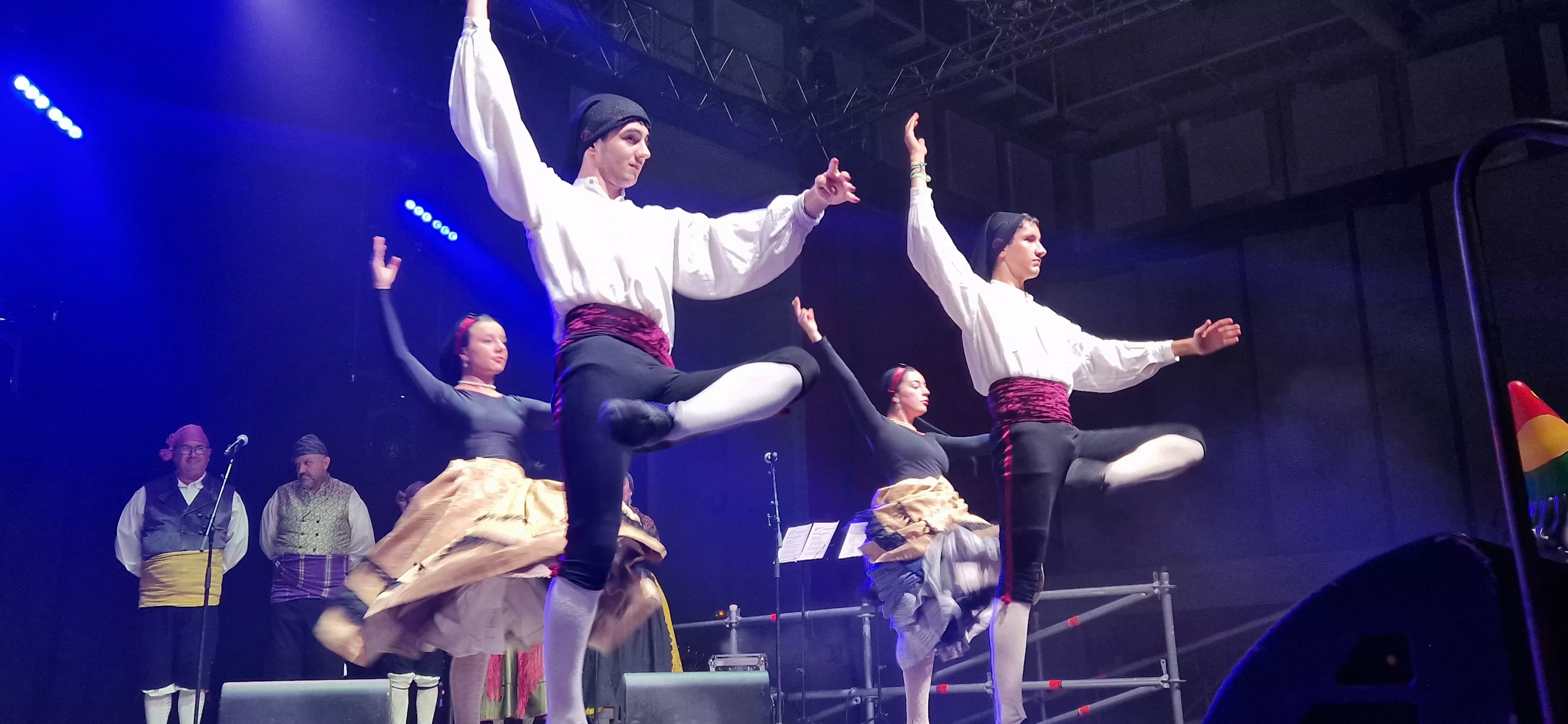 Actuación de Elenco, en la presentación de las Mairalesas y Mainate del barrio de San Martín. Foto Myriam Martínez
