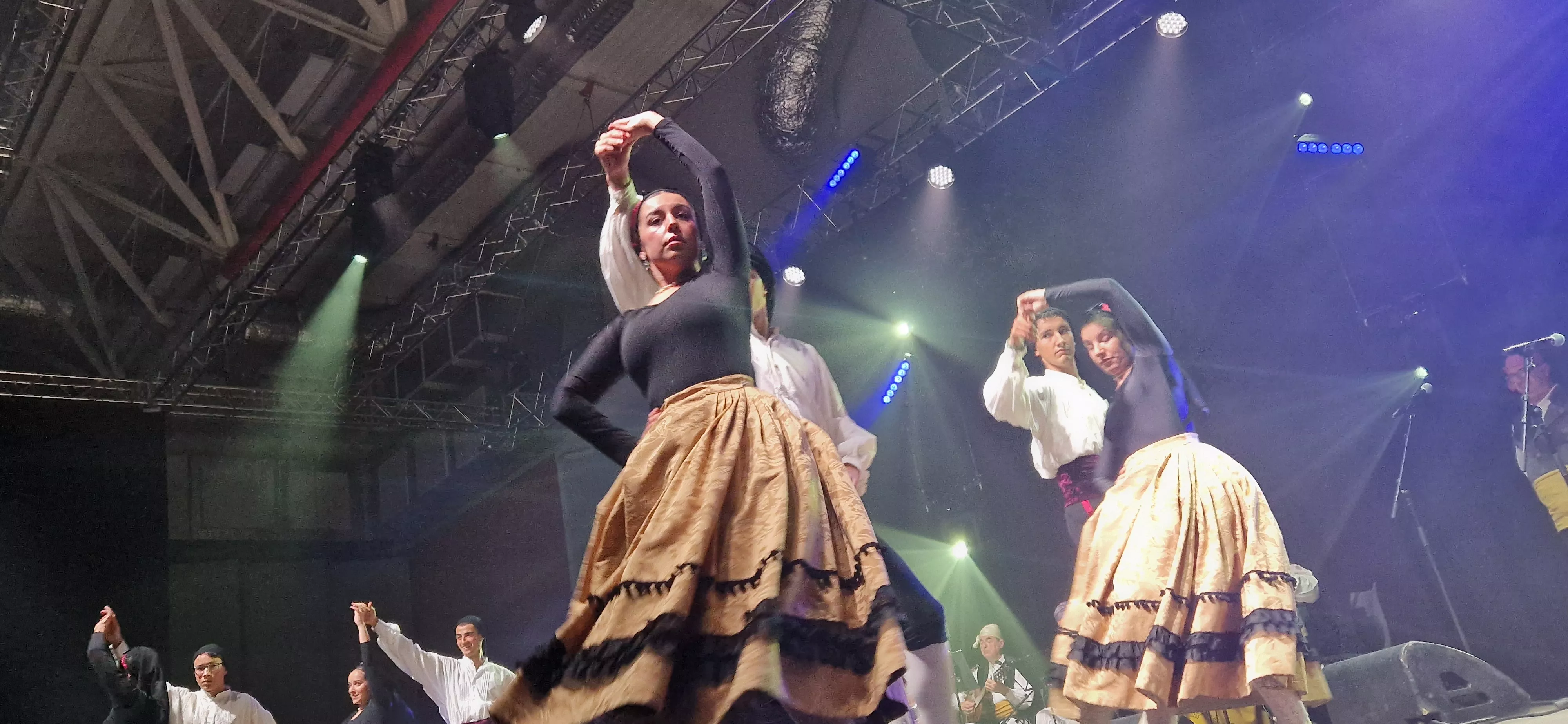 Actuación de Elenco, en la presentación de las Mairalesas y Mainate del barrio de San Martín. Foto Myriam Martínez