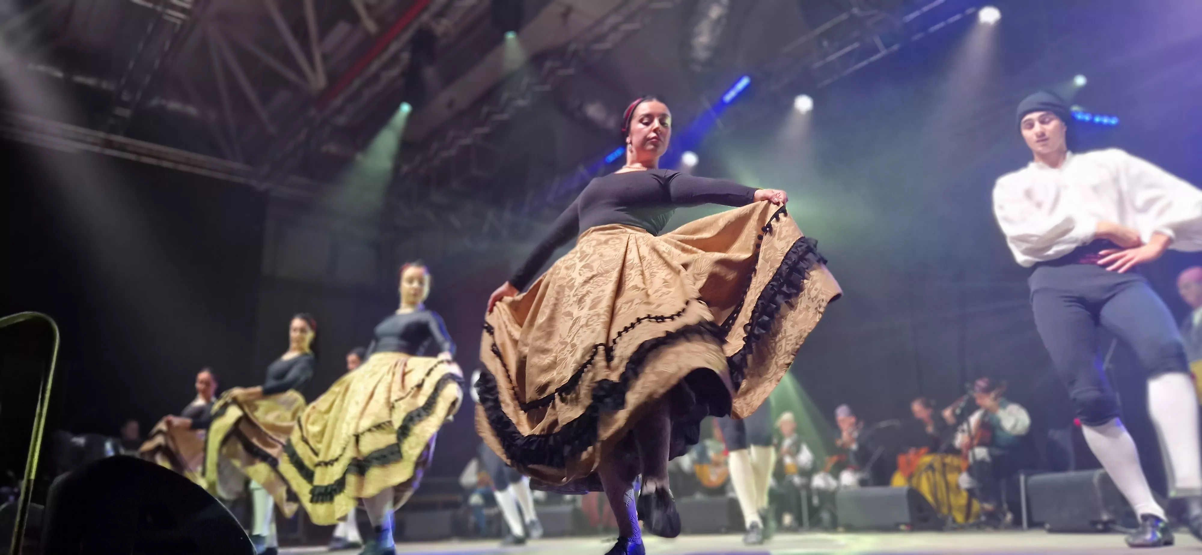 Actuación de Elenco, en la presentación de las Mairalesas y Mainate del barrio de San Martín. Foto Myriam Martínez