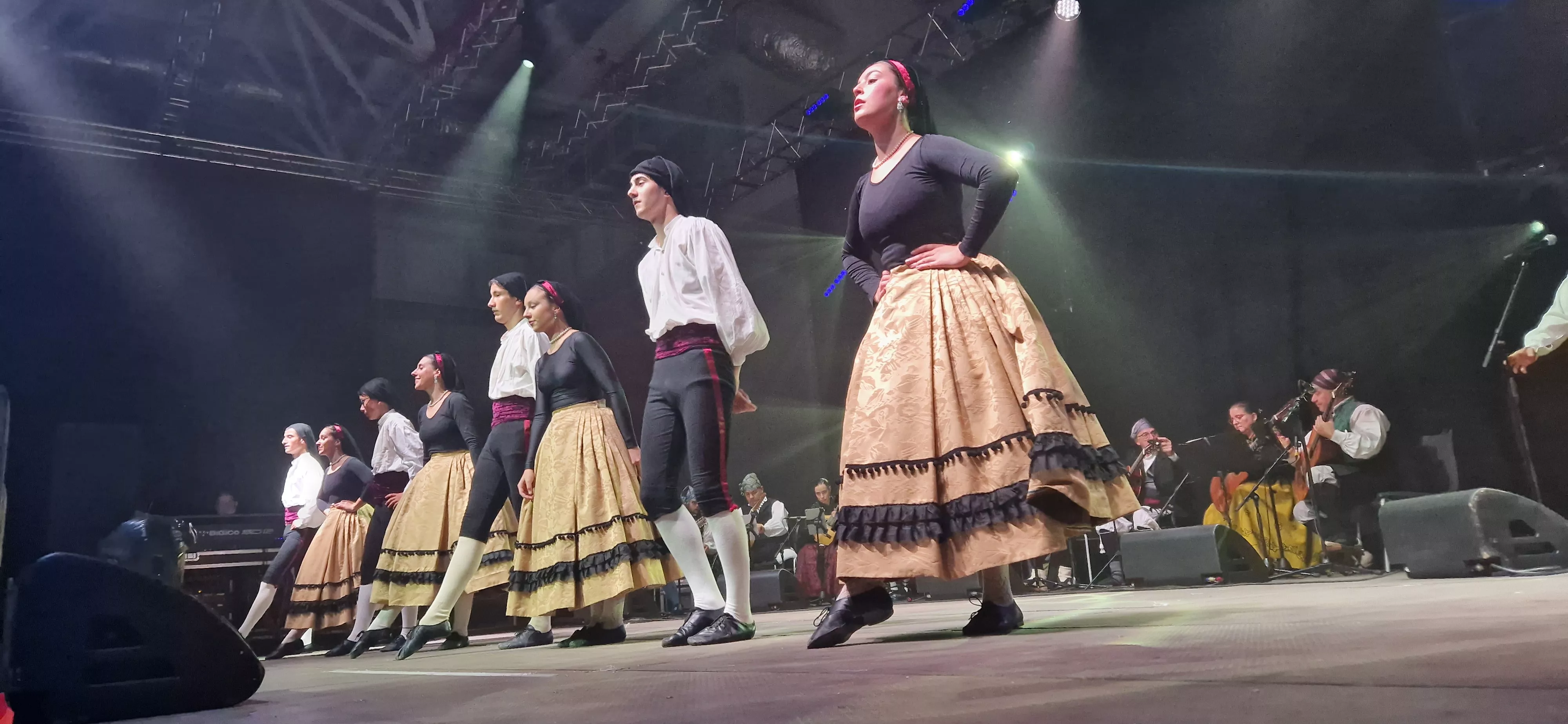 Actuación de Elenco, en la presentación de las Mairalesas y Mainate del barrio de San Martín. Foto Myriam Martínez