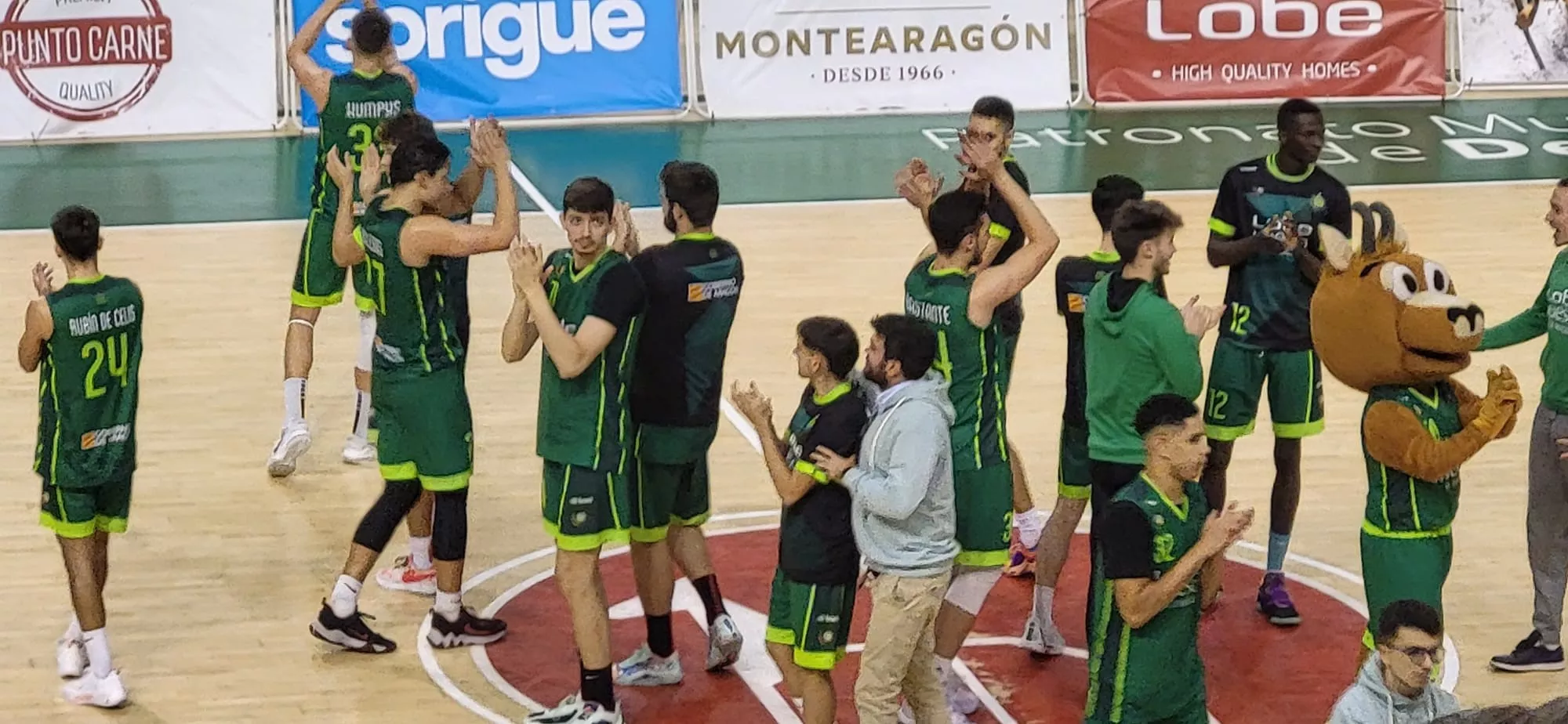 Los toreros del Peñas, ovacionados en el centro de la cancha al final.