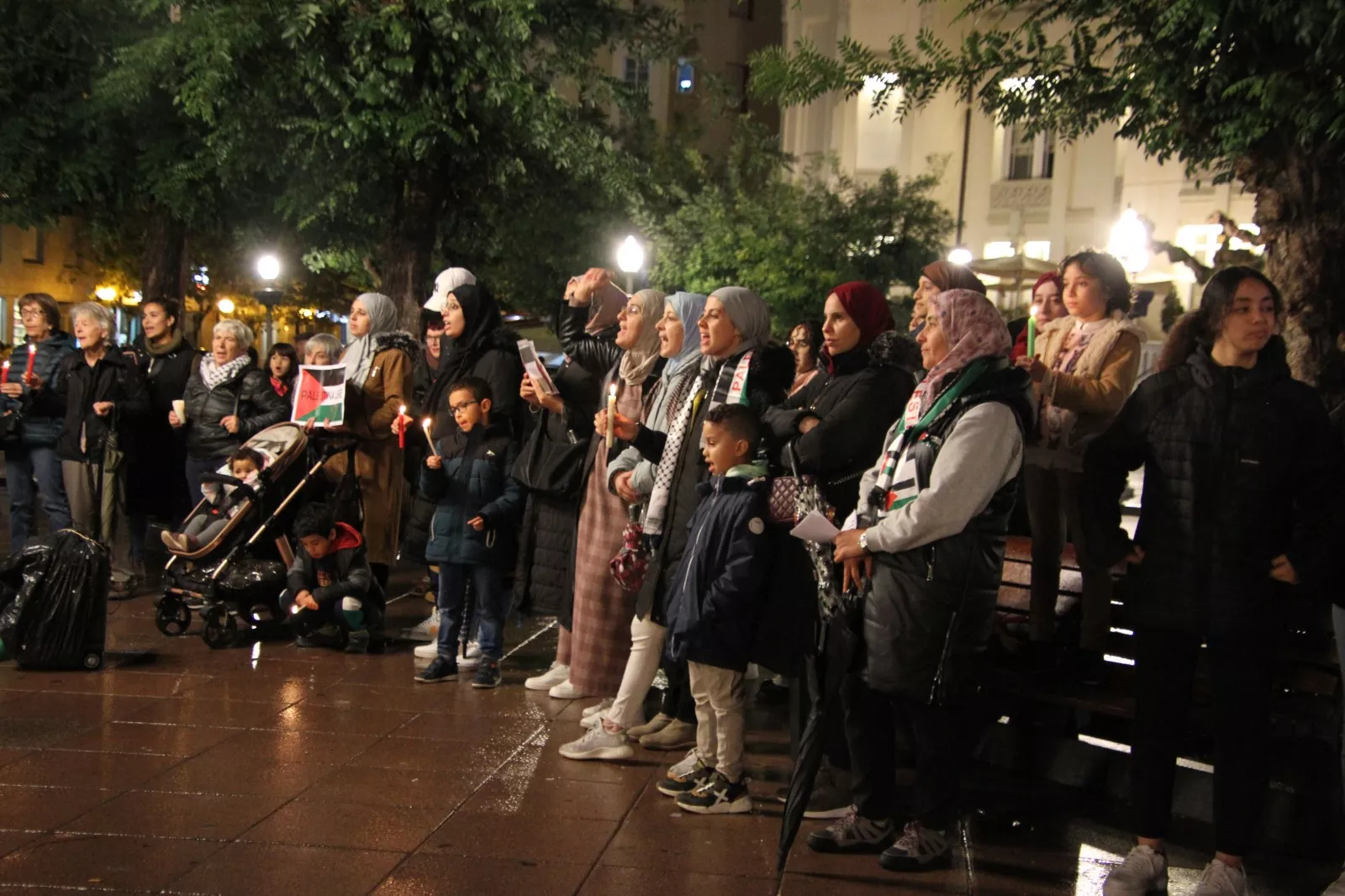 Vigilia por Palestina en la plaza de Navarra de Huesca. Foto Carlos Neofato
