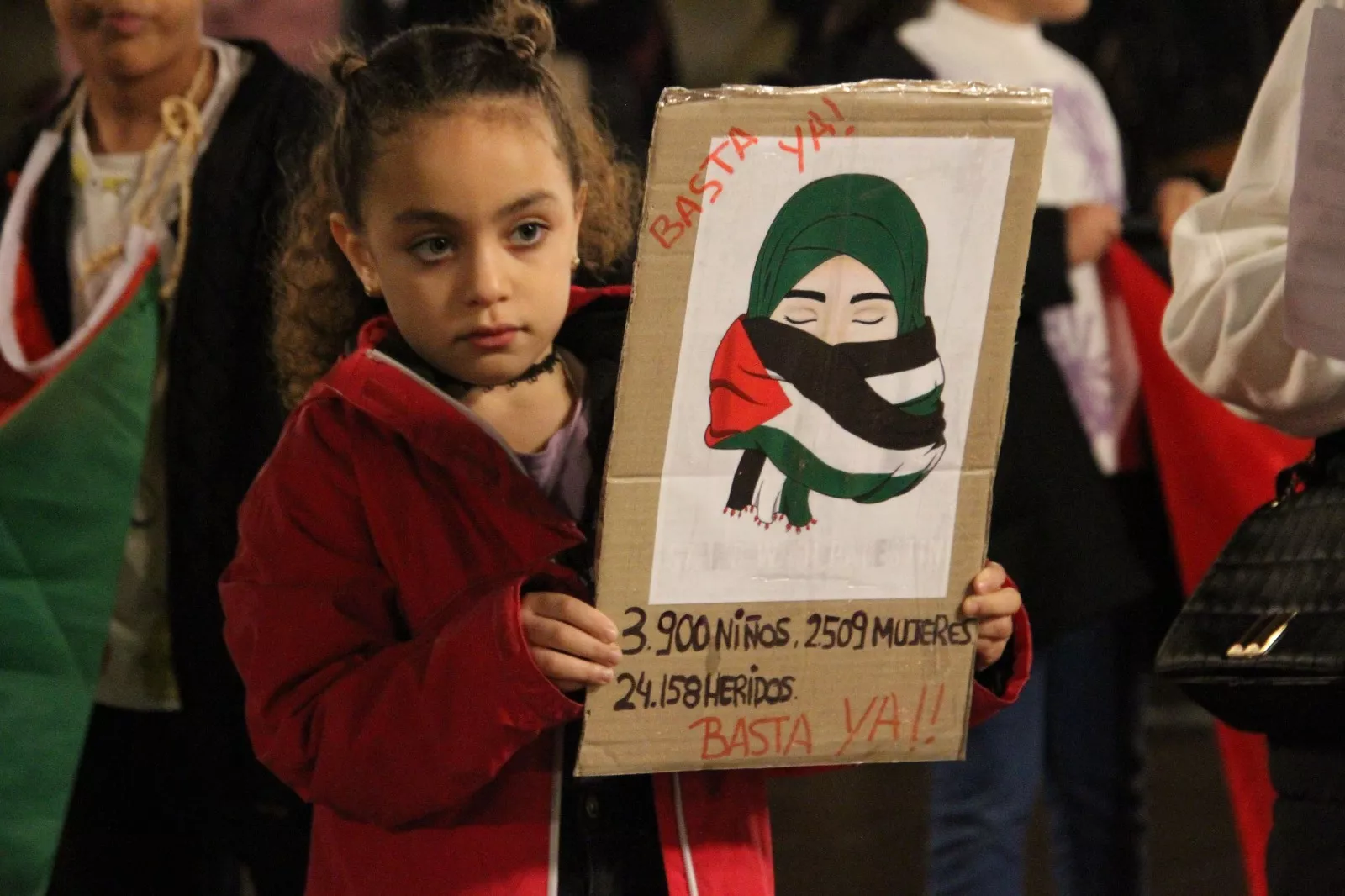 Ni siquiera la lluvia continuada que caía insistentemente sobre Huesca ha podido con el acto previsto. Foto Carlos Neofato