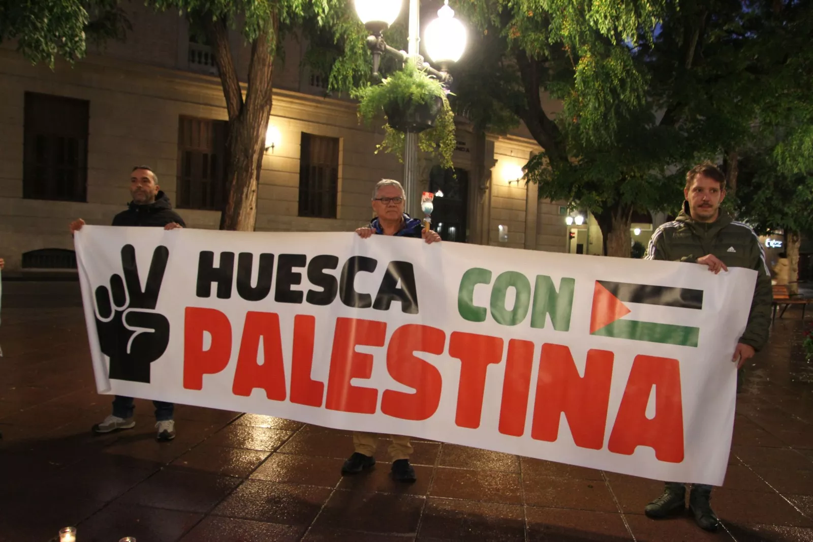 Han asistido alrededor de doscientas personas con carteles, banderas y armadas con velas. Foto Carlos Neofato