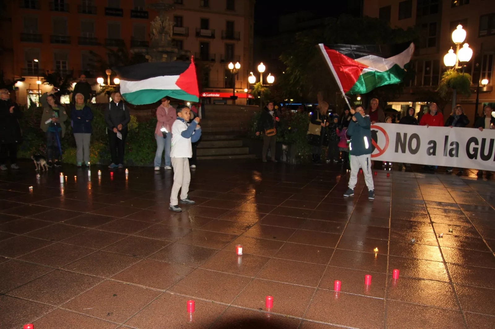 Vigilia por Palestina en la plaza de Navarra de Huesca. Foto Carlos Neofato