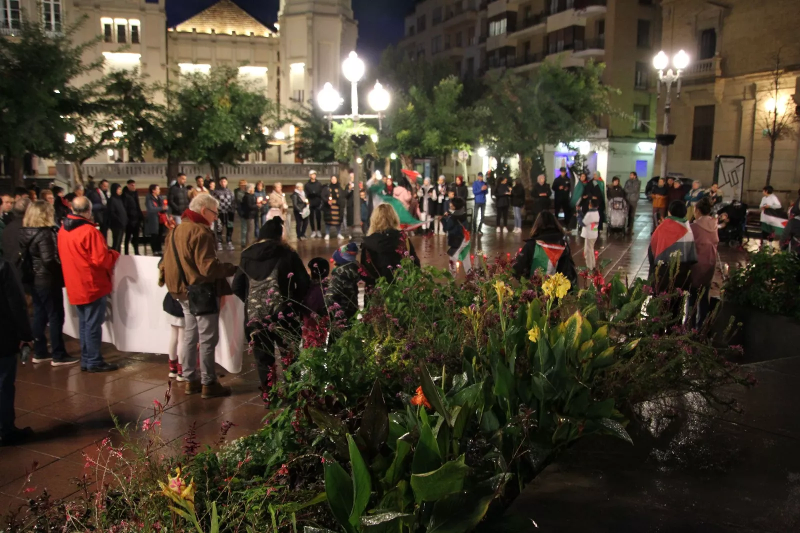 A lo largo de las dos horas del acto se han ido depositando velas encendidas en el interior del círculo. Foto Carlos Neofato
