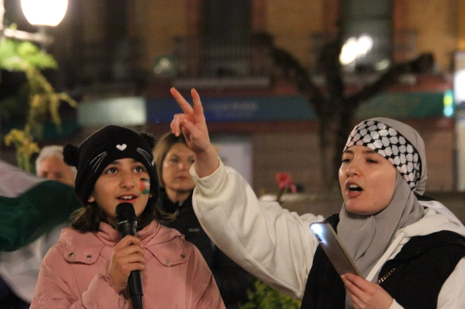 Se han coreado todo tipo de consignas para pedir la paz. Foto Carlos Neofato