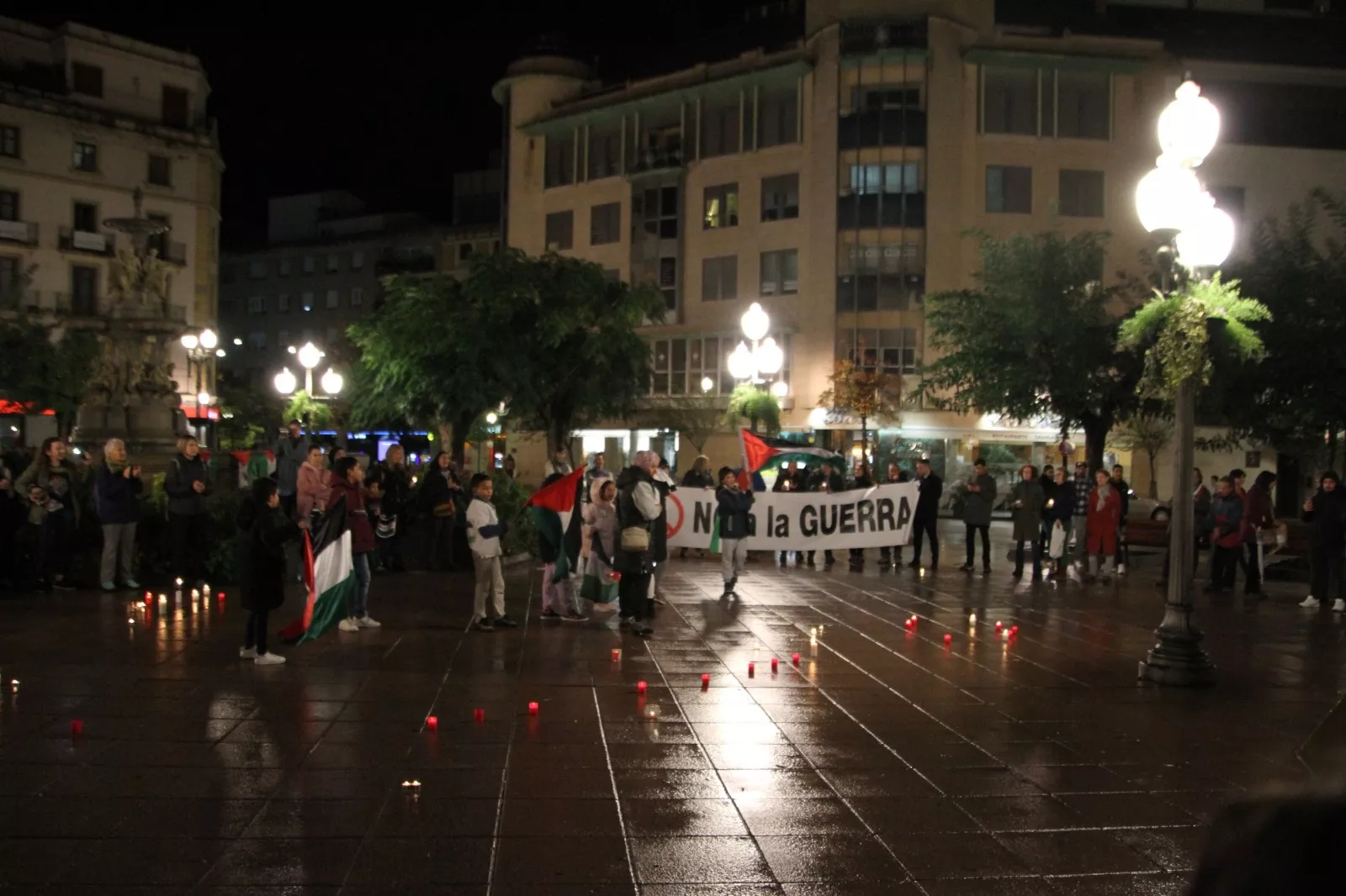 Vigilia por Palestina en la plaza de Navarra de Huesca. Foto Carlos Neofato