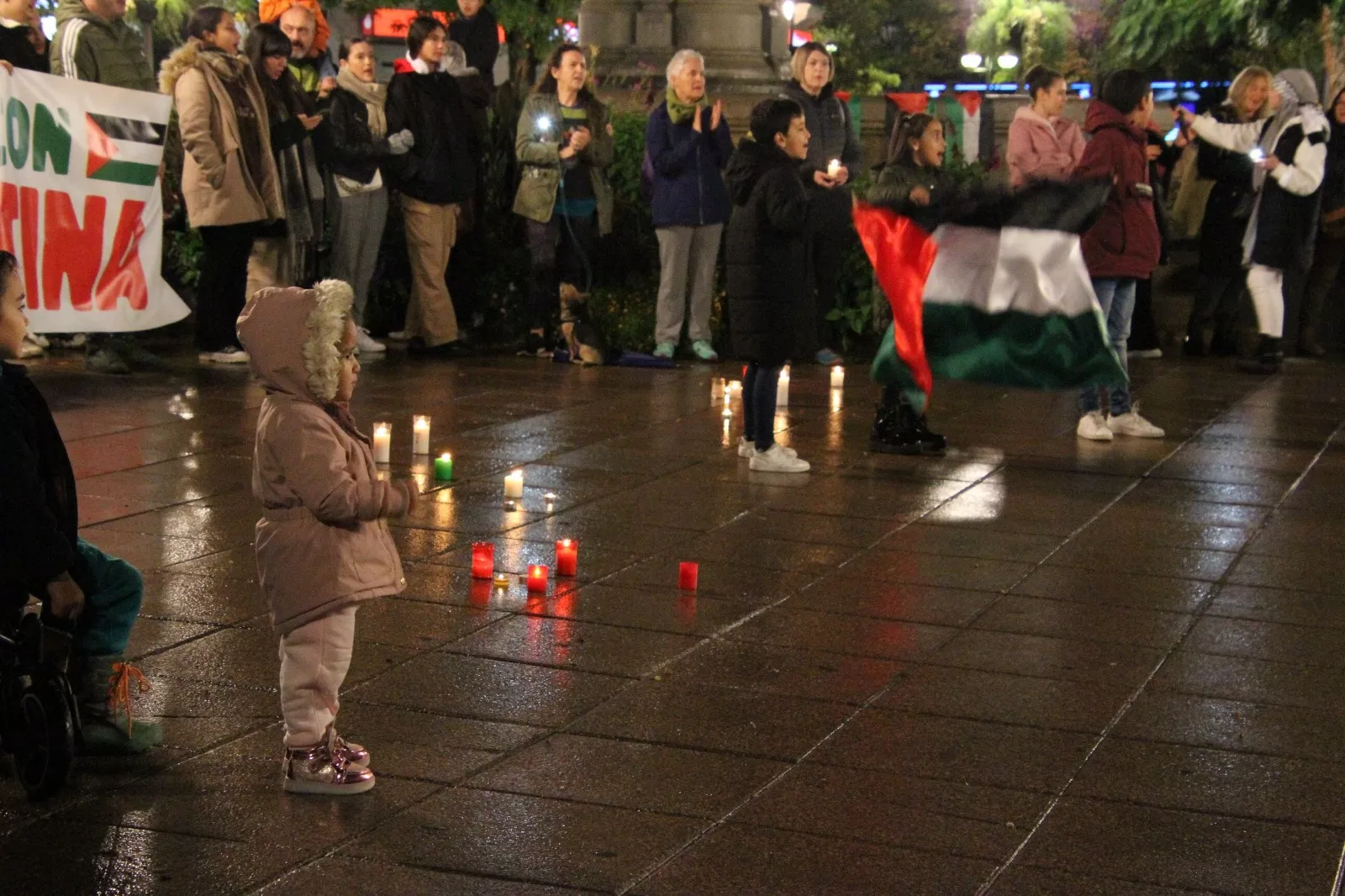 Vigilia por Palestina en la plaza de Navarra de Huesca. Foto Carlos Neofato