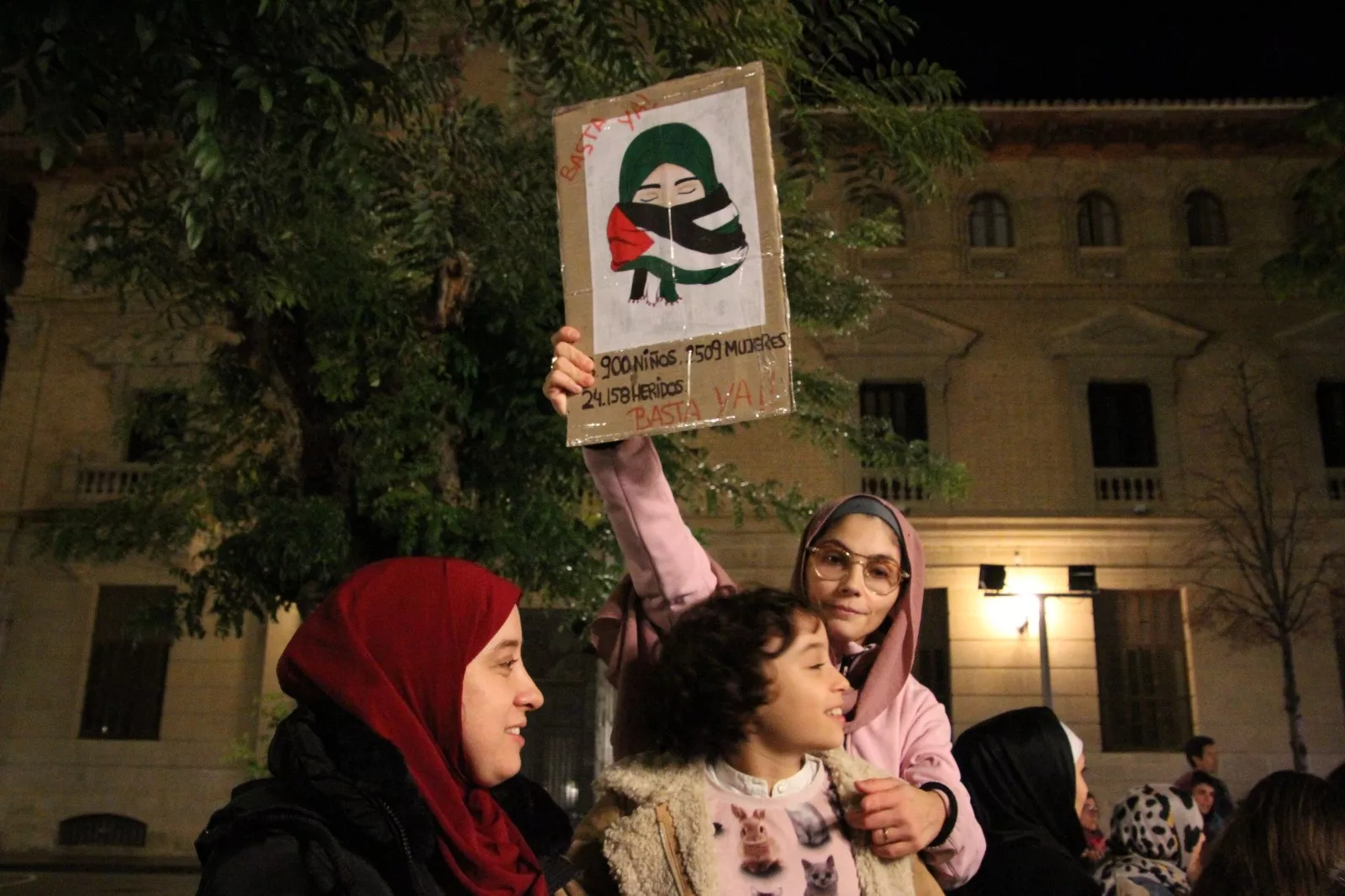 Vigilia por Palestina en la plaza de Navarra de Huesca. Foto Carlos Neofato