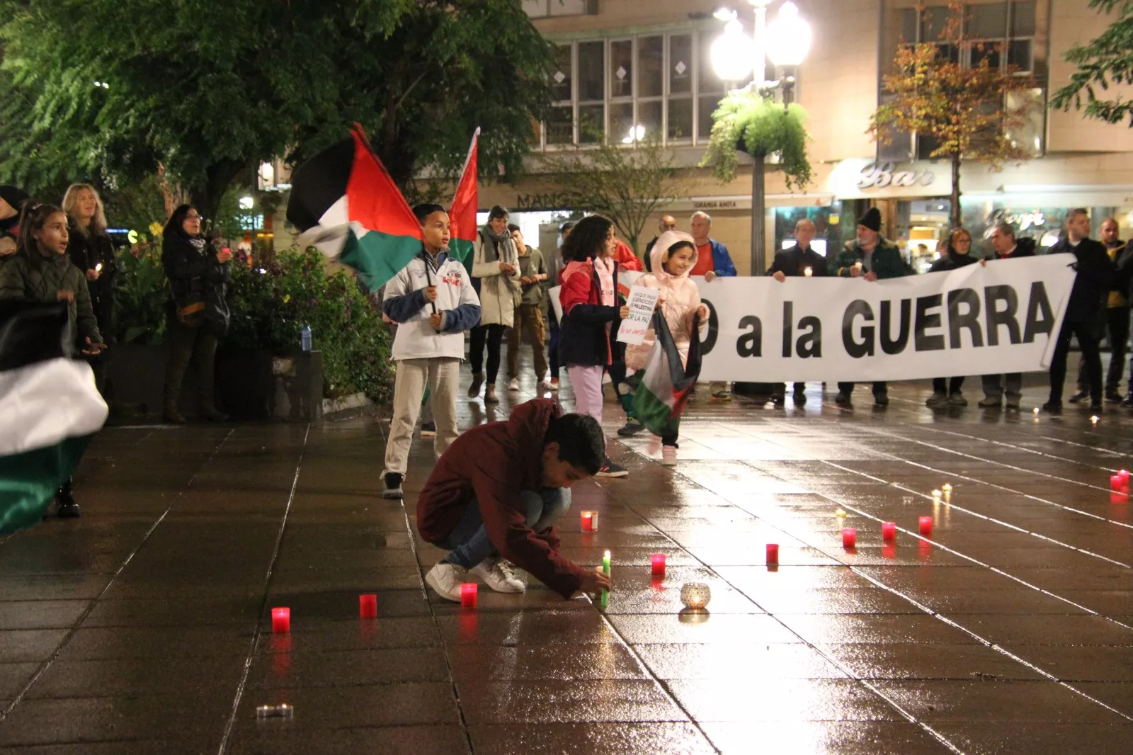 También había pancartas de oposición a la guerra. Foto Carlos Neofato