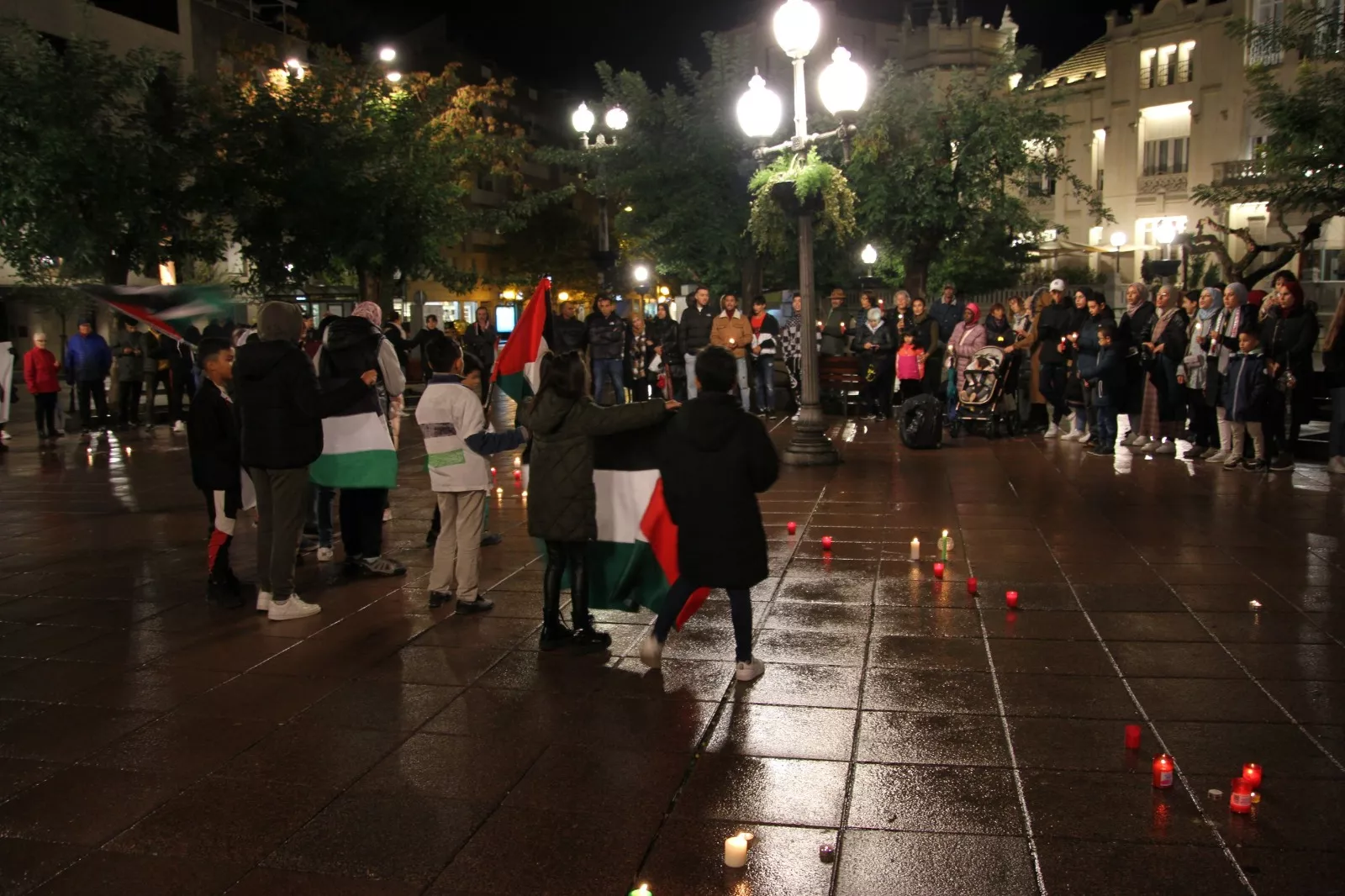Vigilia por Palestina en la plaza de Navarra de Huesca. Foto Carlos Neofato