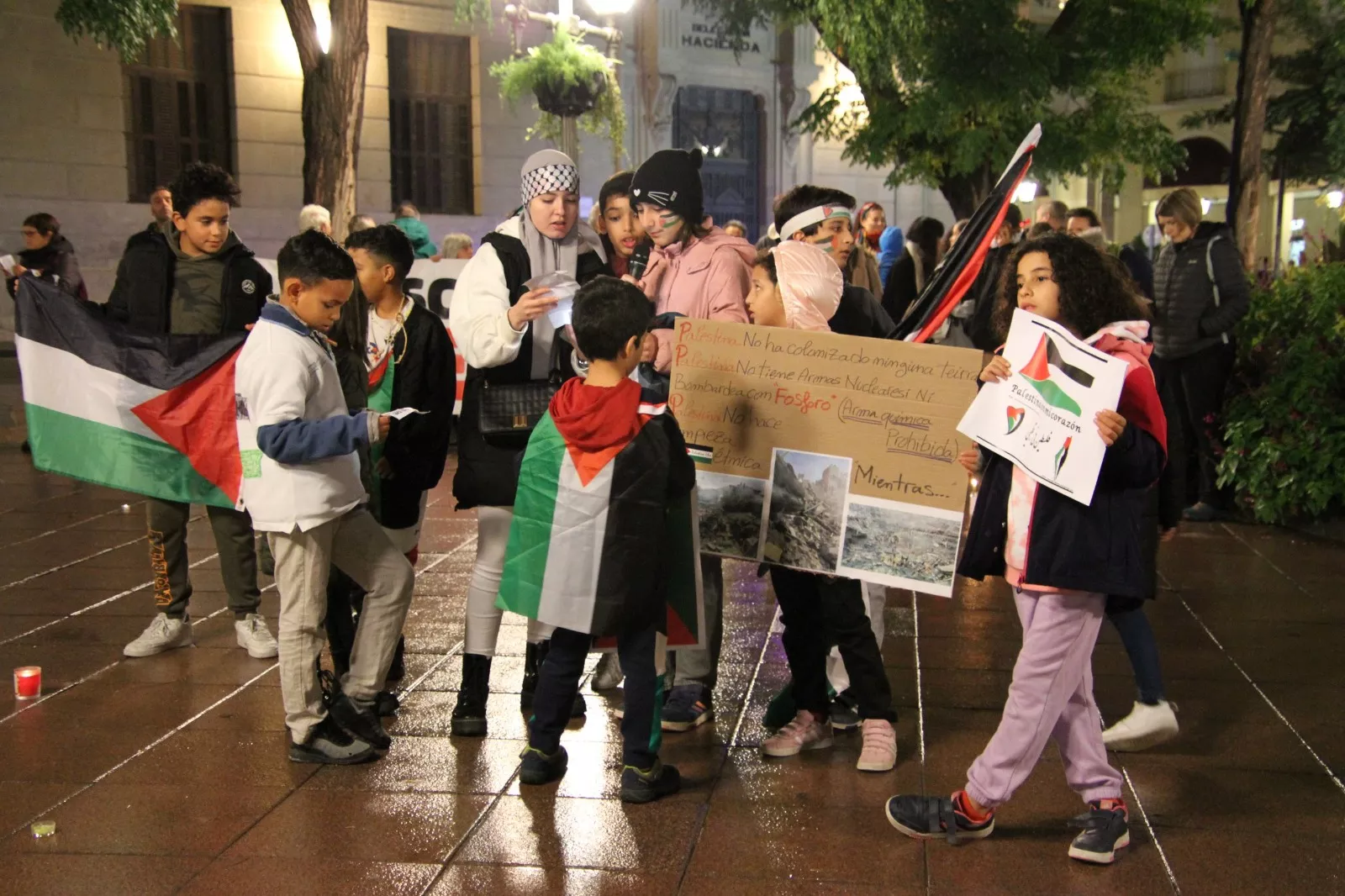 Vigilia por Palestina en la plaza de Navarra de Huesca. Foto Carlos Neofato