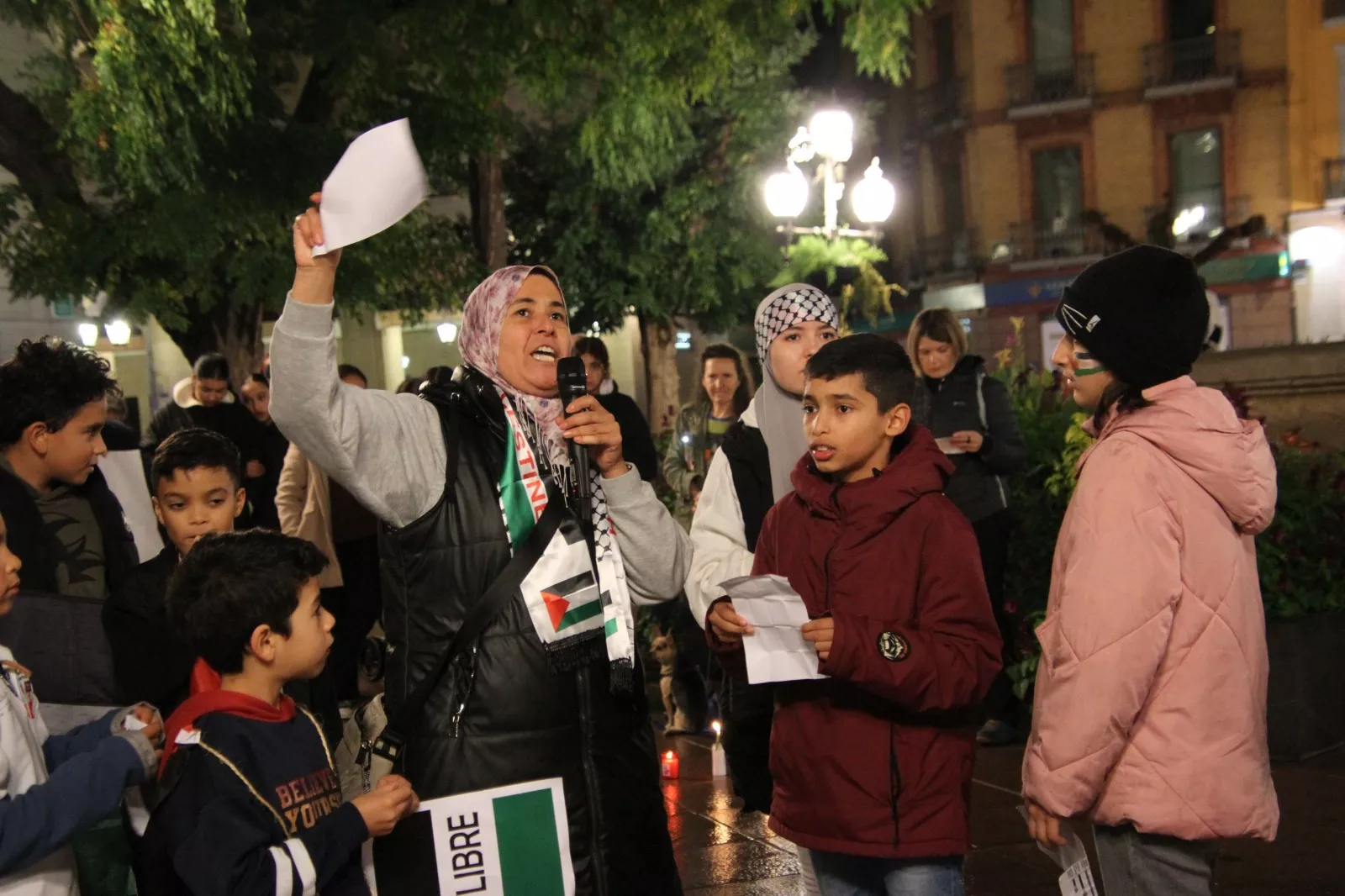 Vigilia por Palestina en la plaza de Navarra de Huesca. Foto Carlos Neofato