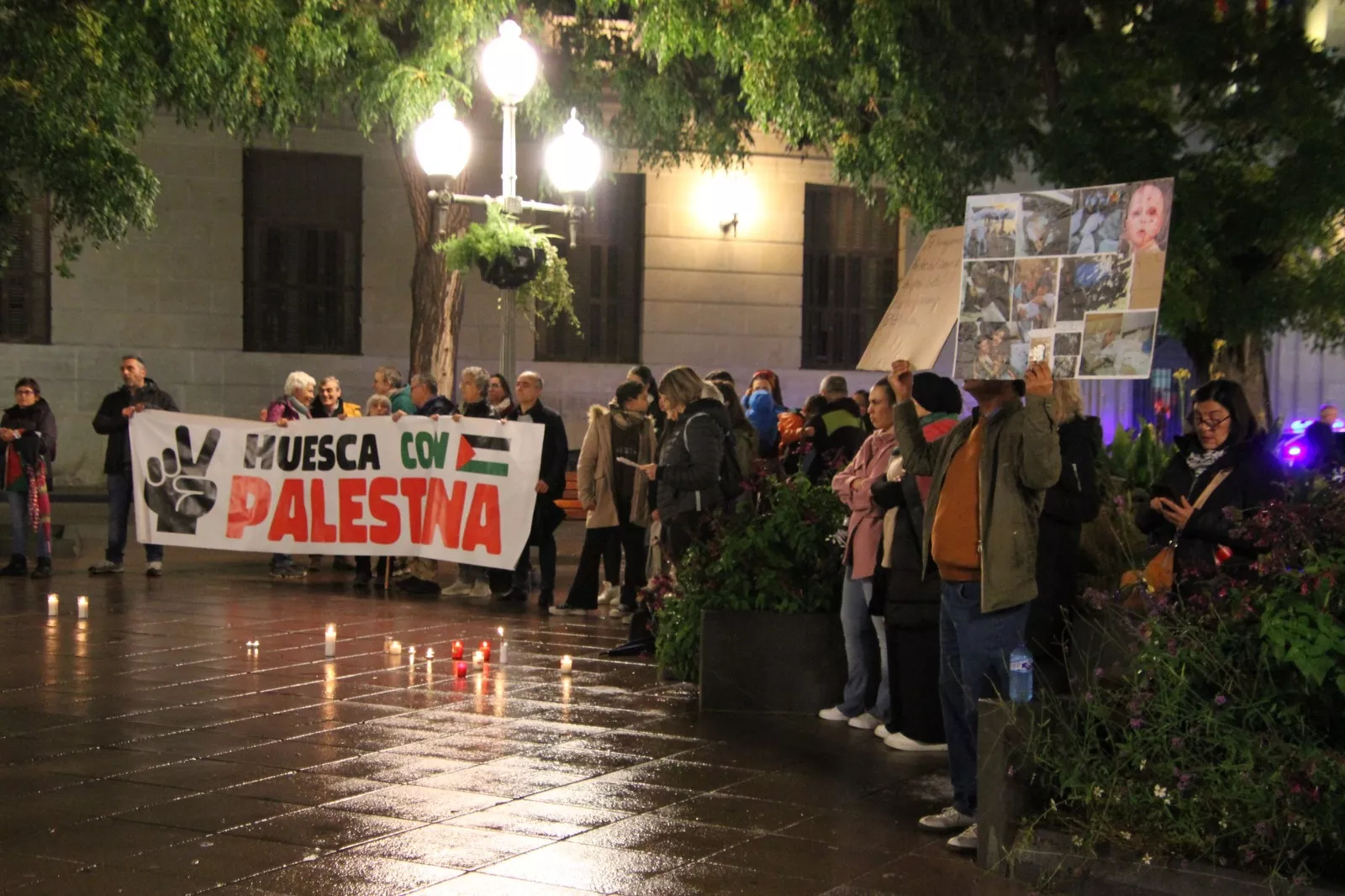 Vigilia por Palestina en la plaza de Navarra de Huesca. Foto Carlos Neofato