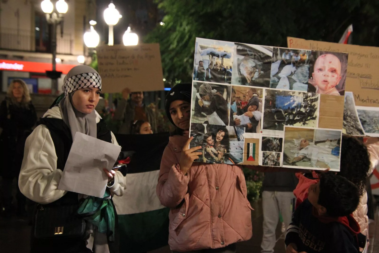 Vigilia por Palestina en la plaza de Navarra de Huesca. Foto Carlos Neofato
