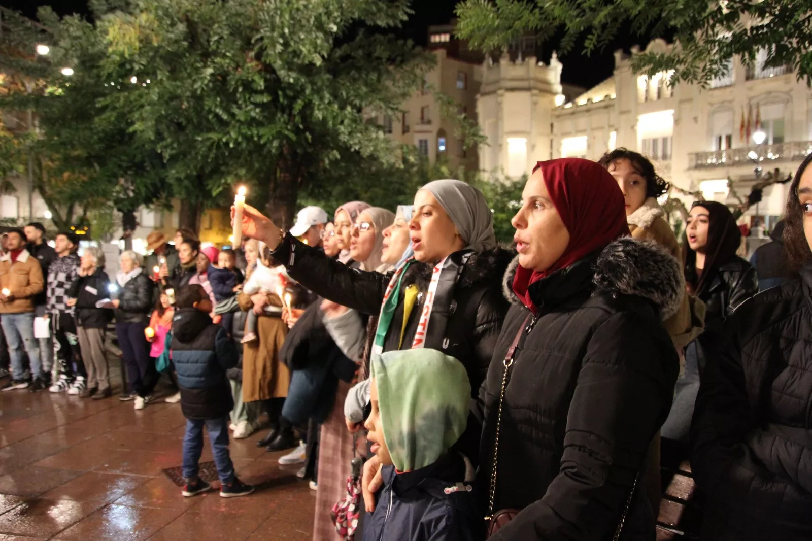 Vigilia por Palestina en la plaza de Navarra de Huesca. Foto Carlos Neofato