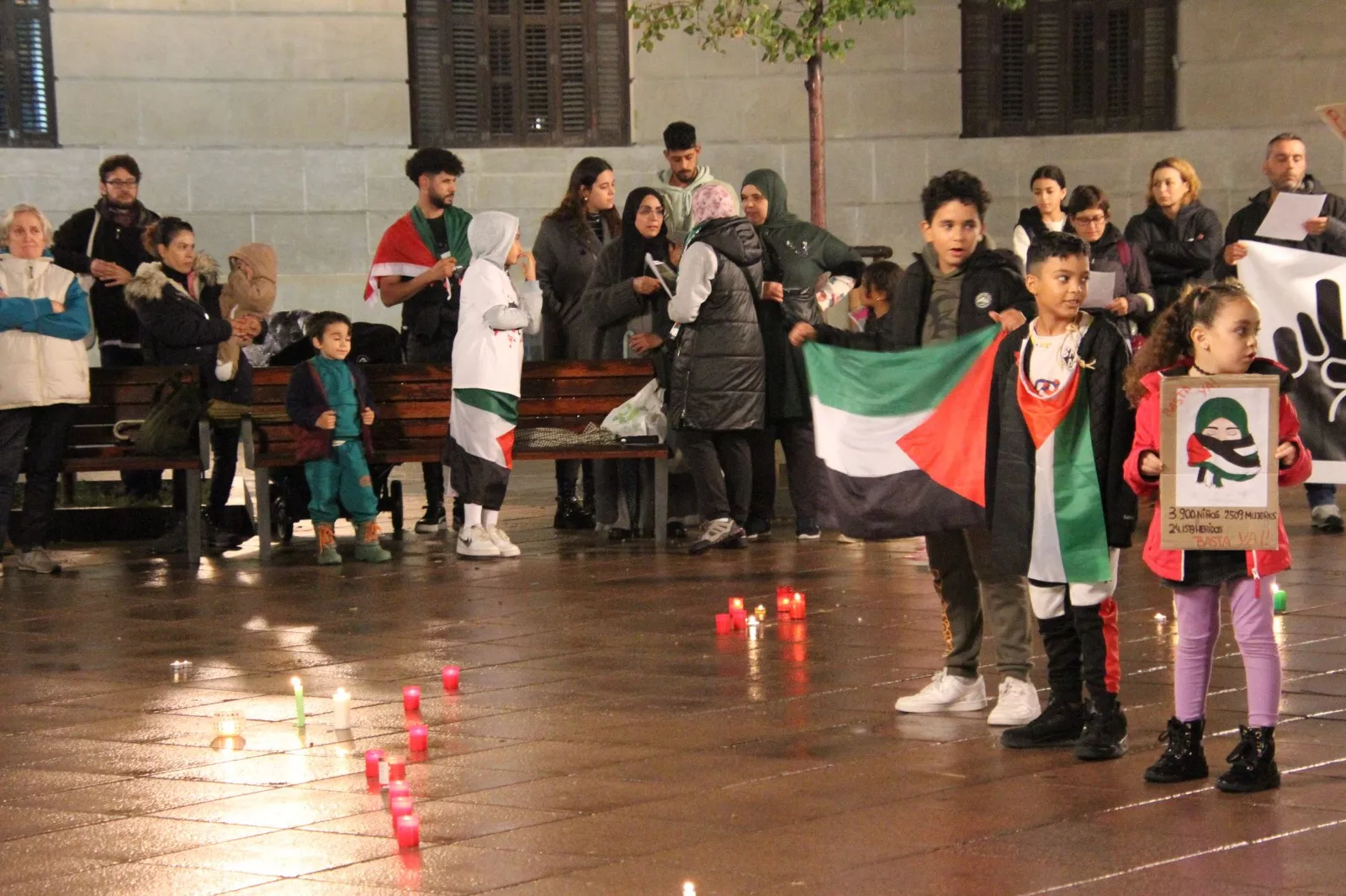 Vigilia por Palestina en la plaza de Navarra de Huesca. Foto Carlos Neofato
