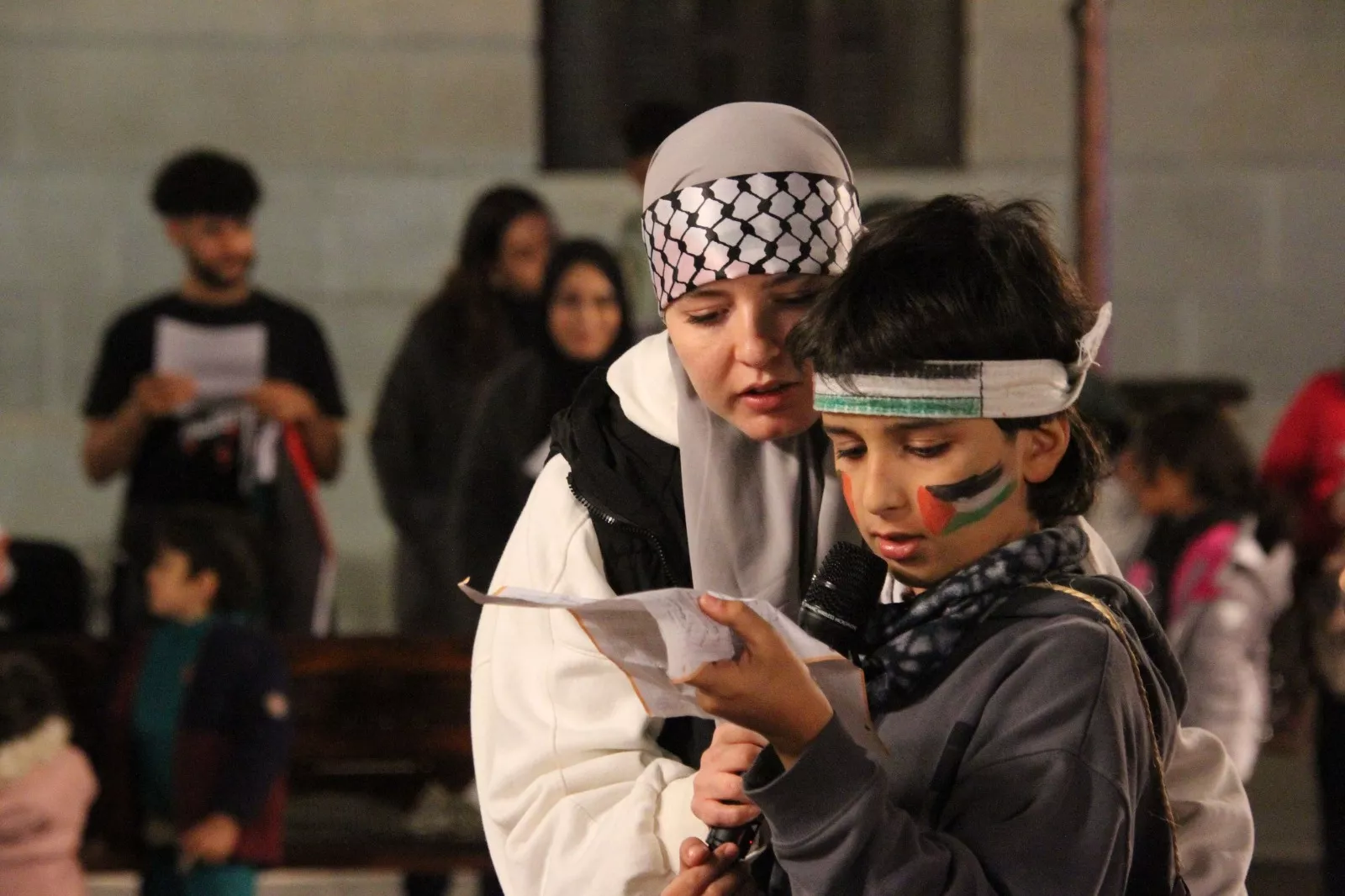 Vigilia por Palestina en la plaza de Navarra de Huesca. Foto Carlos Neofato