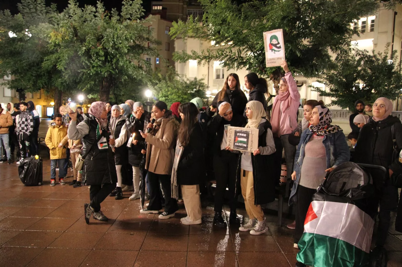 Vigilia por Palestina en la plaza de Navarra de Huesca. Foto Carlos Neofato