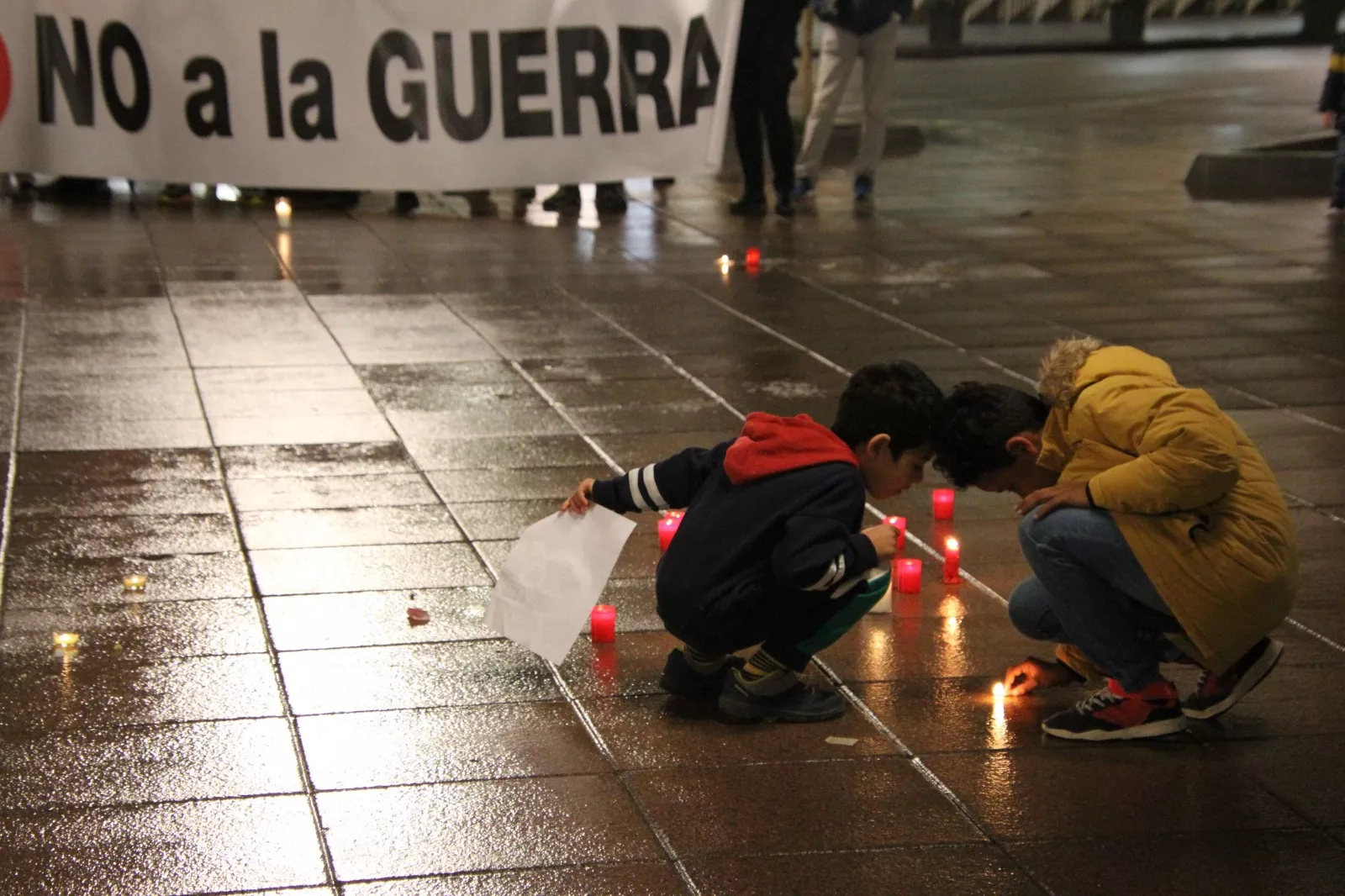Vigilia por Palestina en la plaza de Navarra de Huesca. Foto Carlos Neofato