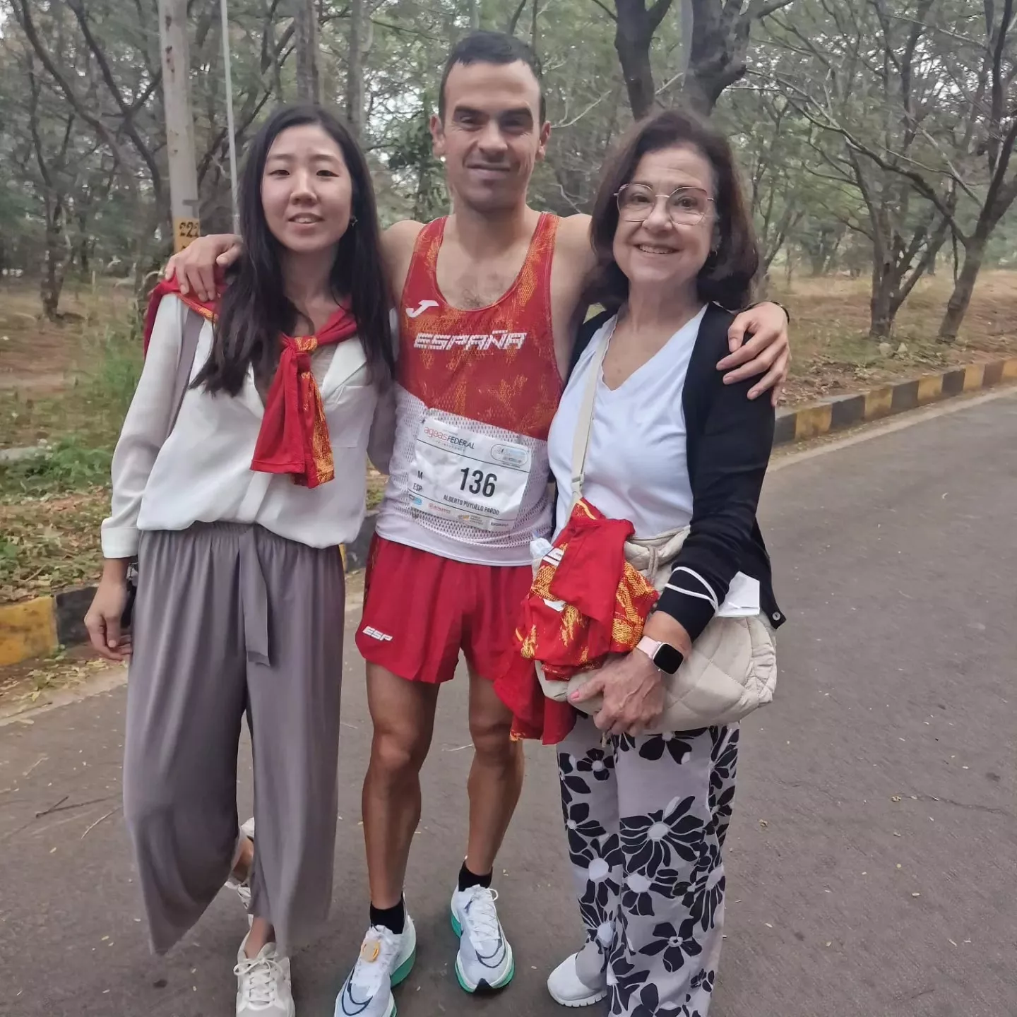 Alberto Puyuelo en el Mundial de 50K. Con su madre y su pareja.