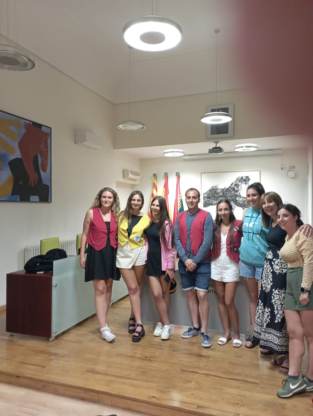 La alcaldesa y el concejal de Fiestas con las serrablesas al finalizar el descuelgue de pañuelos