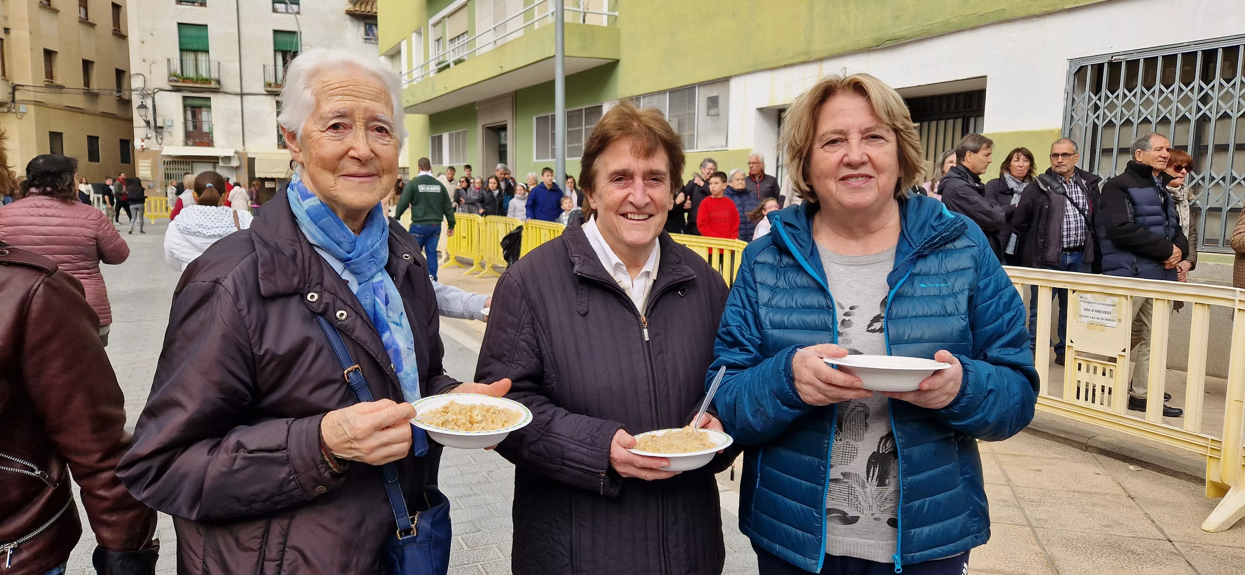 Reparto de migas en las fiestas del barrio de Santo Domingo y San Martín. Foto Myriam Martínez 