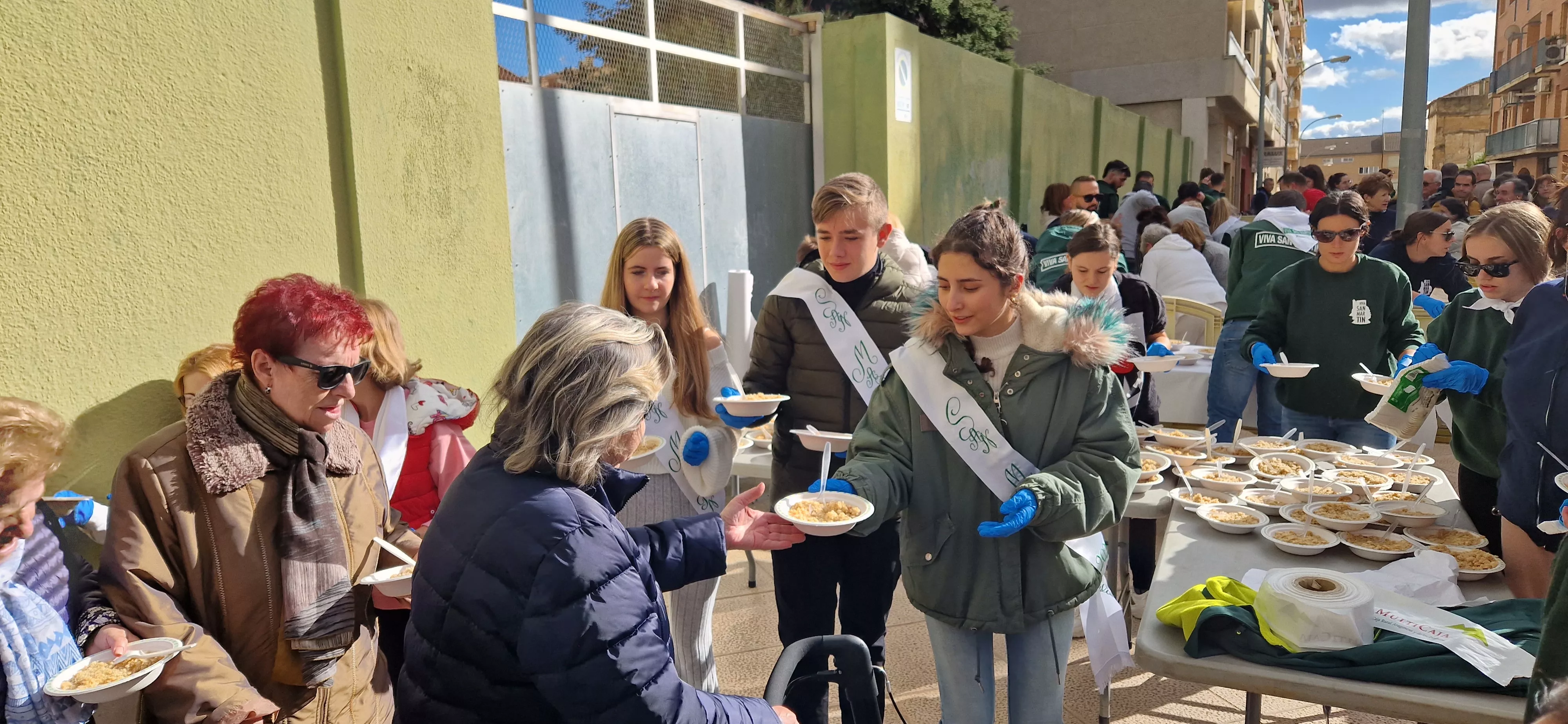 Reparto de migas en las fiestas del barrio de Santo Domingo y San Martín. Foto Myriam Martínez 
