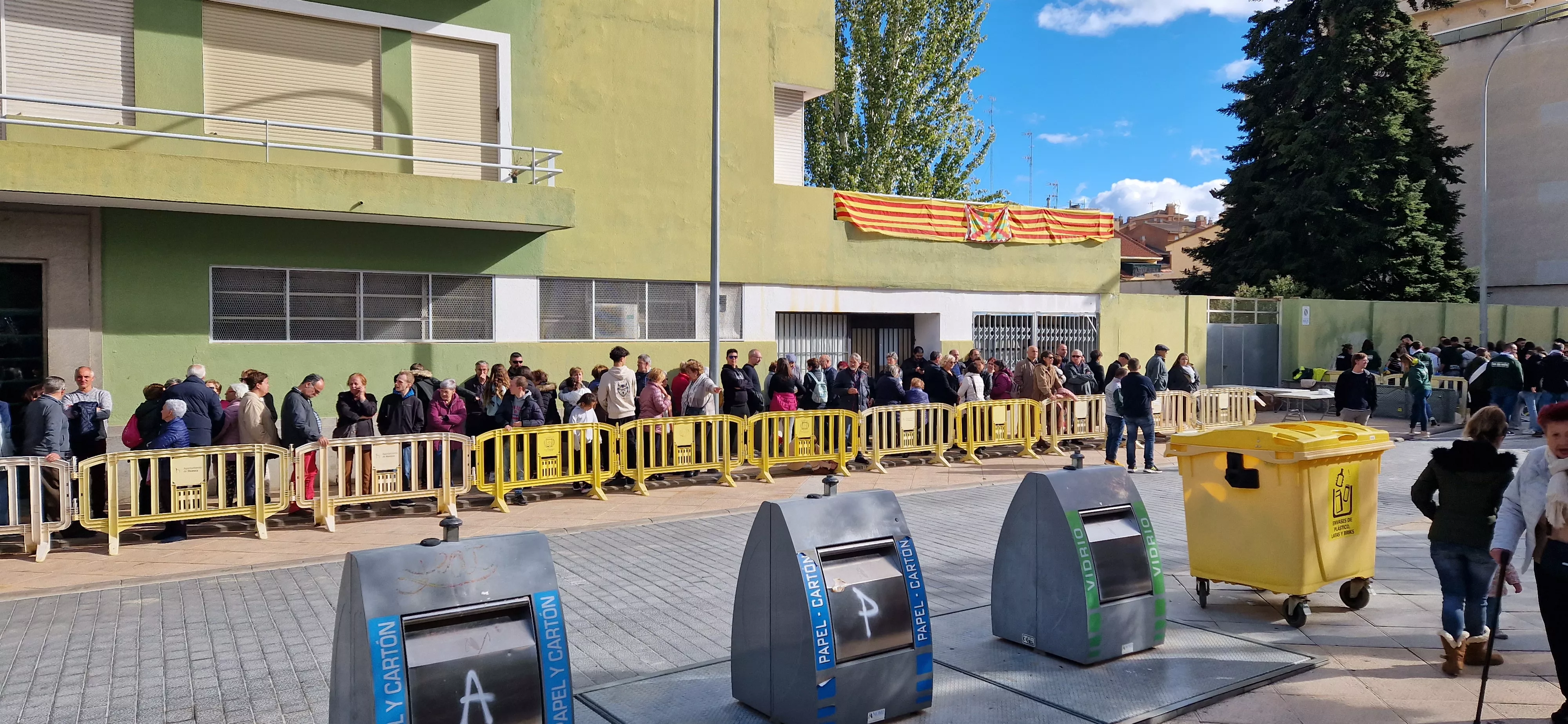 Reparto de migas en las fiestas del barrio de Santo Domingo y San Martín. Foto Myriam Martínez 