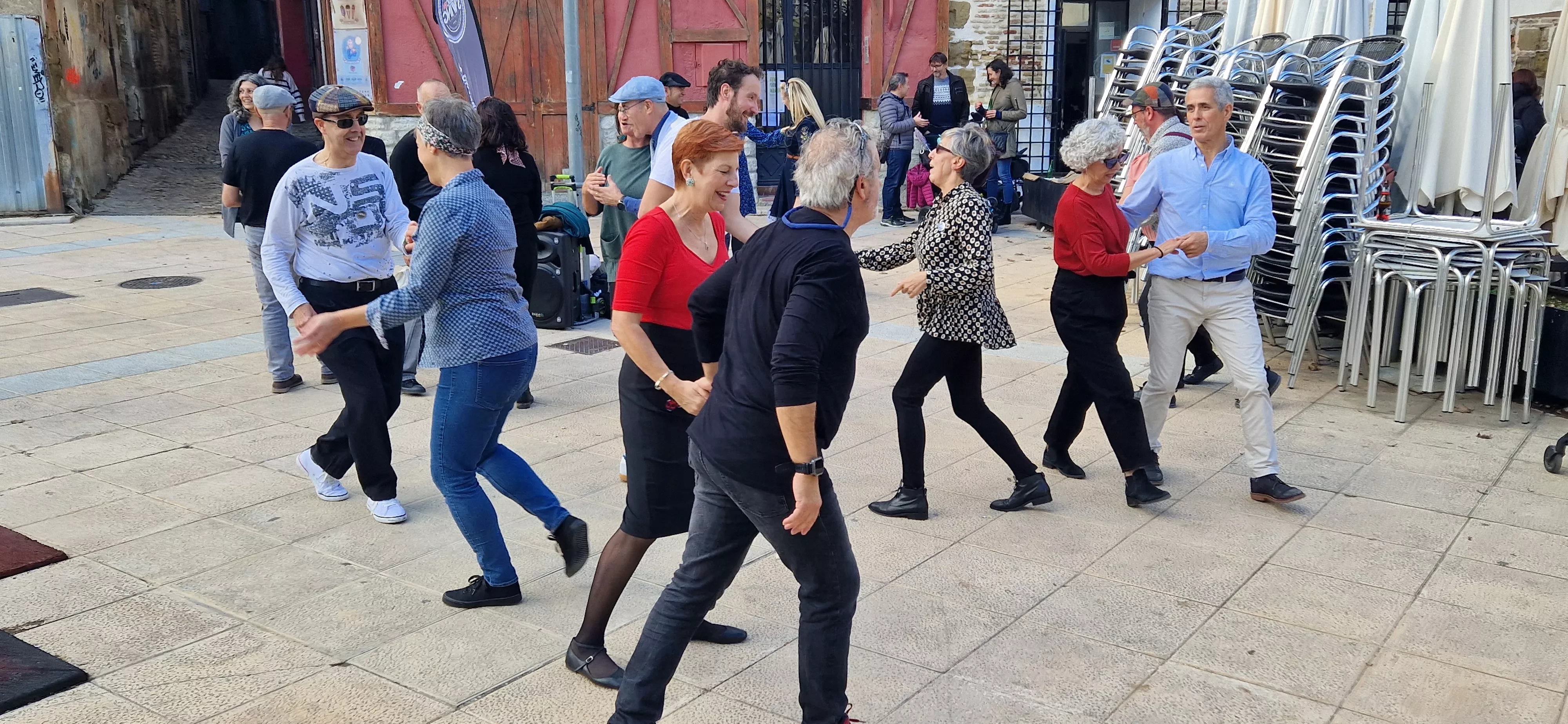 Reparto de migas en las fiestas del barrio de Santo Domingo y San Martín. Foto Myriam Martínez 