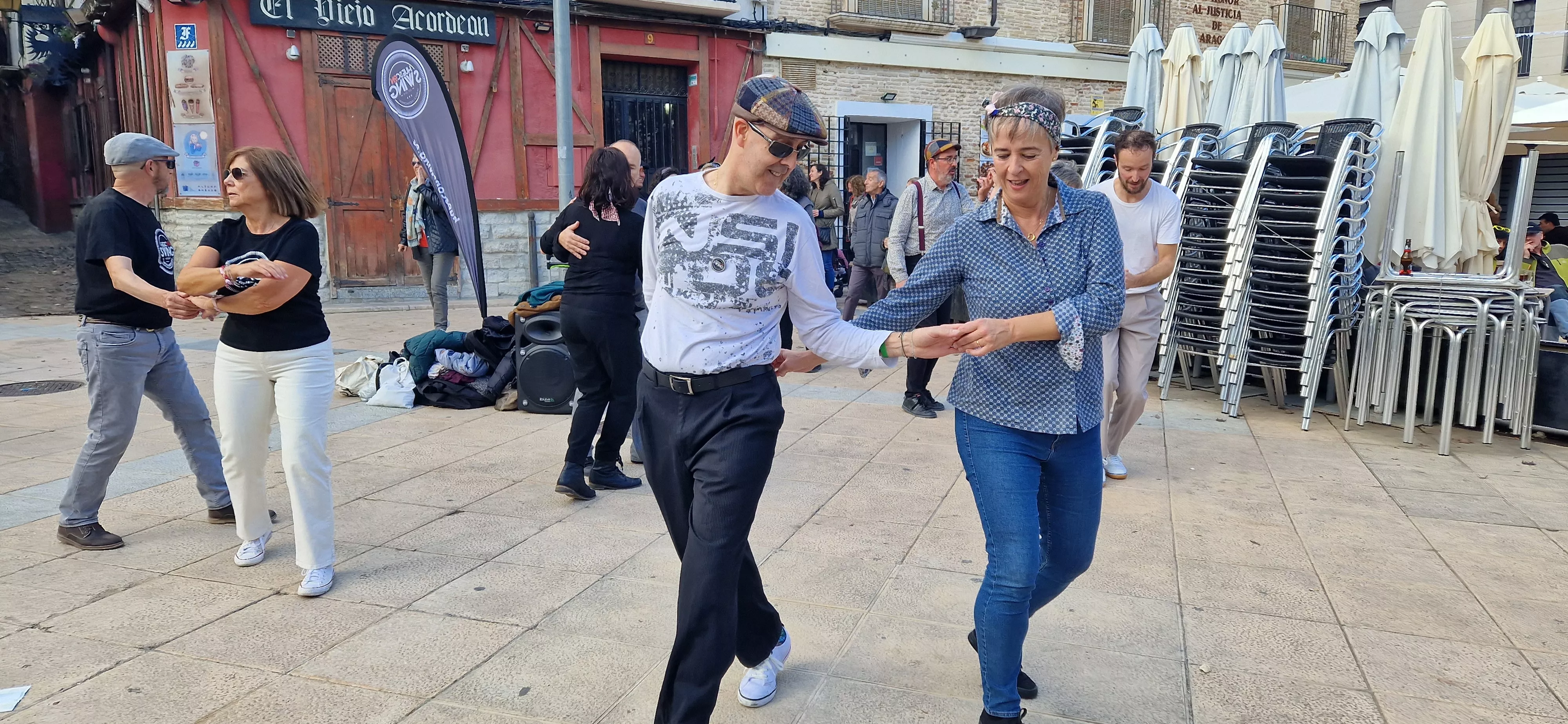 Reparto de migas en las fiestas del barrio de Santo Domingo y San Martín. Foto Myriam Martínez 