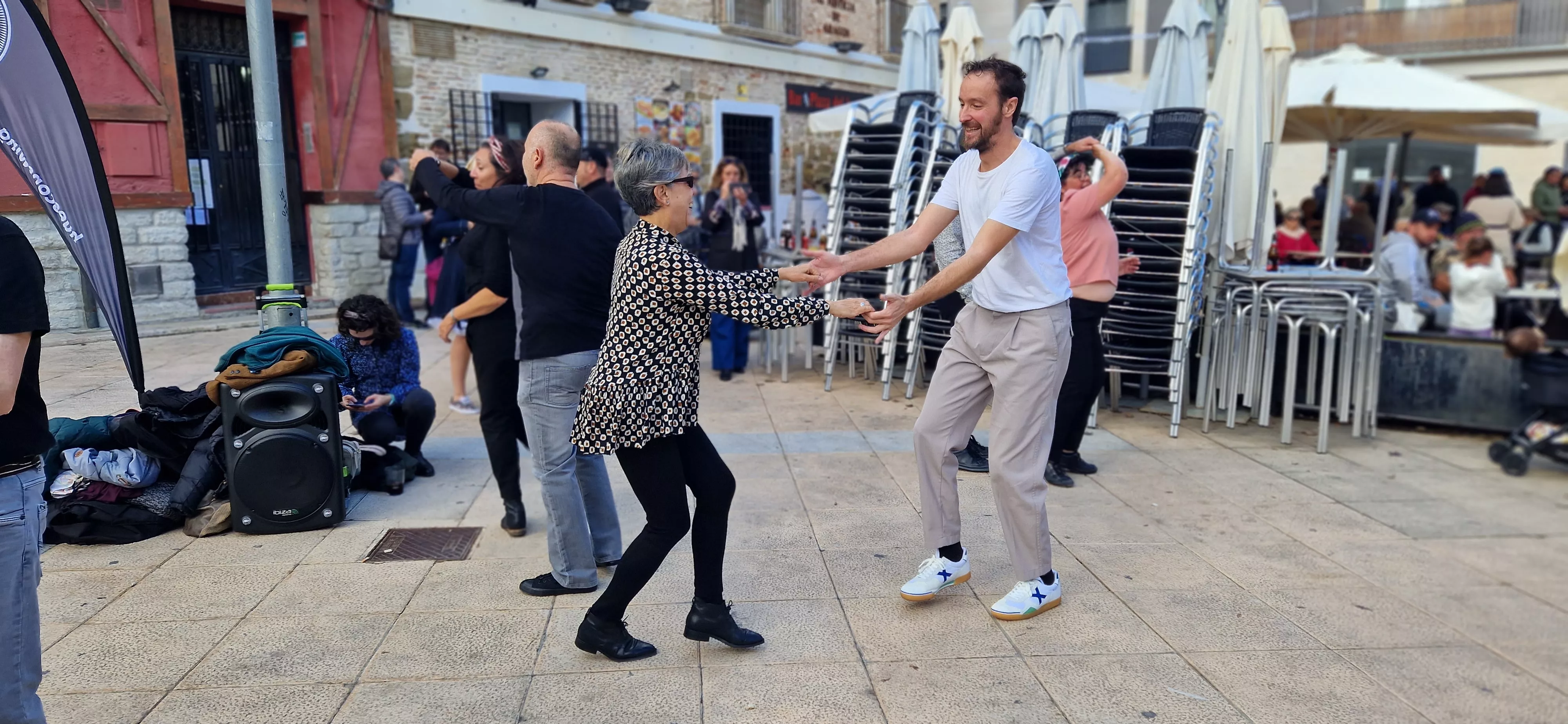 Reparto de migas en las fiestas del barrio de Santo Domingo y San Martín. Foto Myriam Martínez 