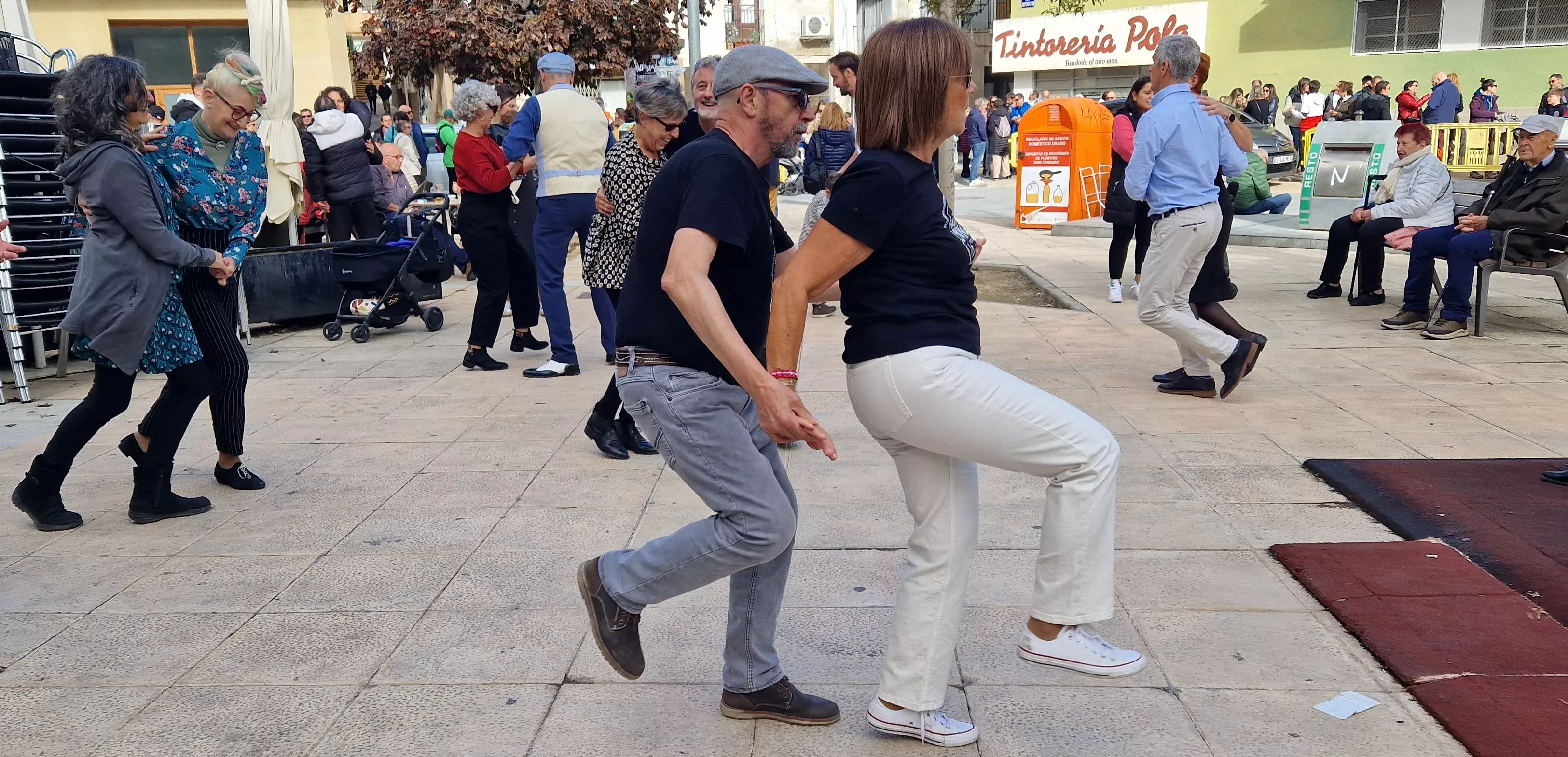 Reparto de migas en las fiestas del barrio de Santo Domingo y San Martín. Foto Myriam Martínez 