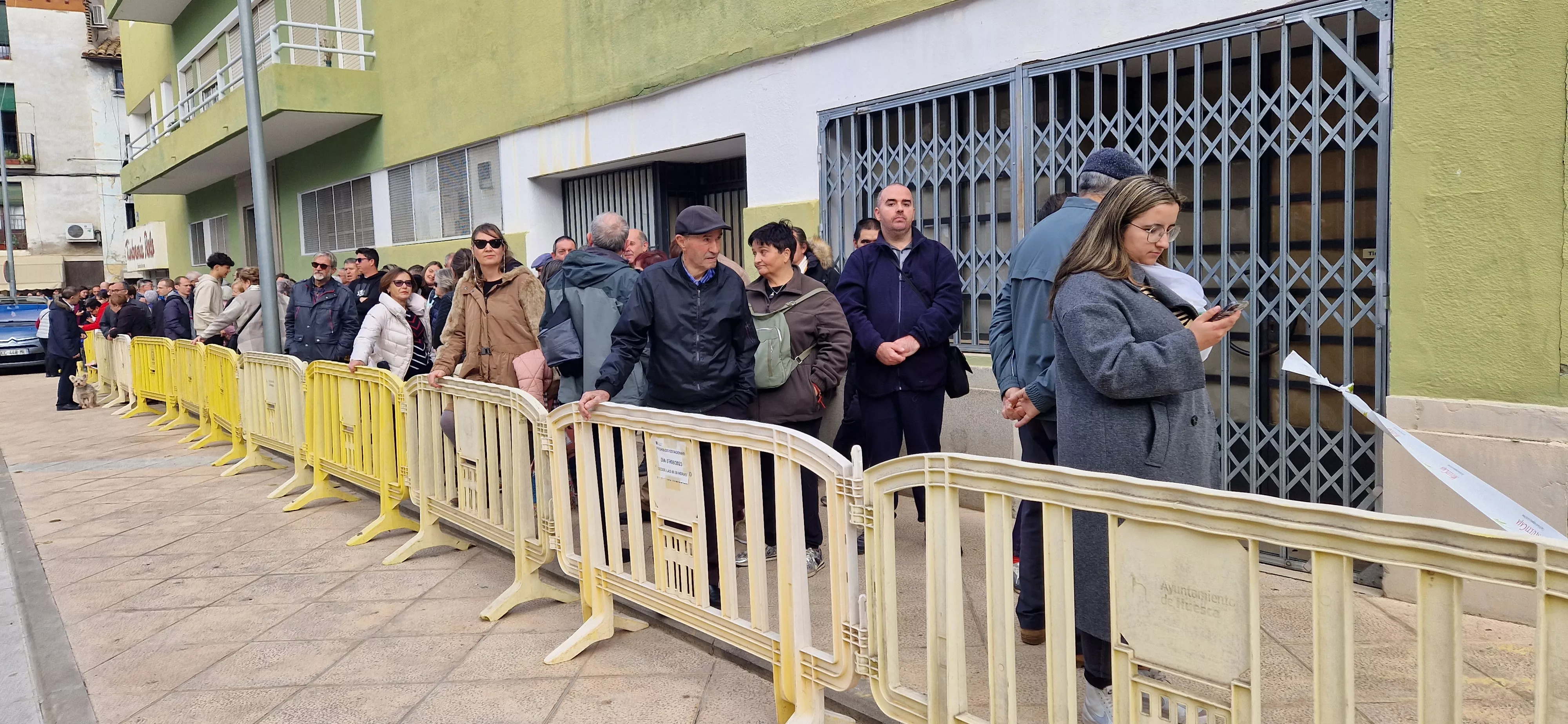 Reparto de migas en las fiestas del barrio de Santo Domingo y San Martín. Foto Myriam Martínez 