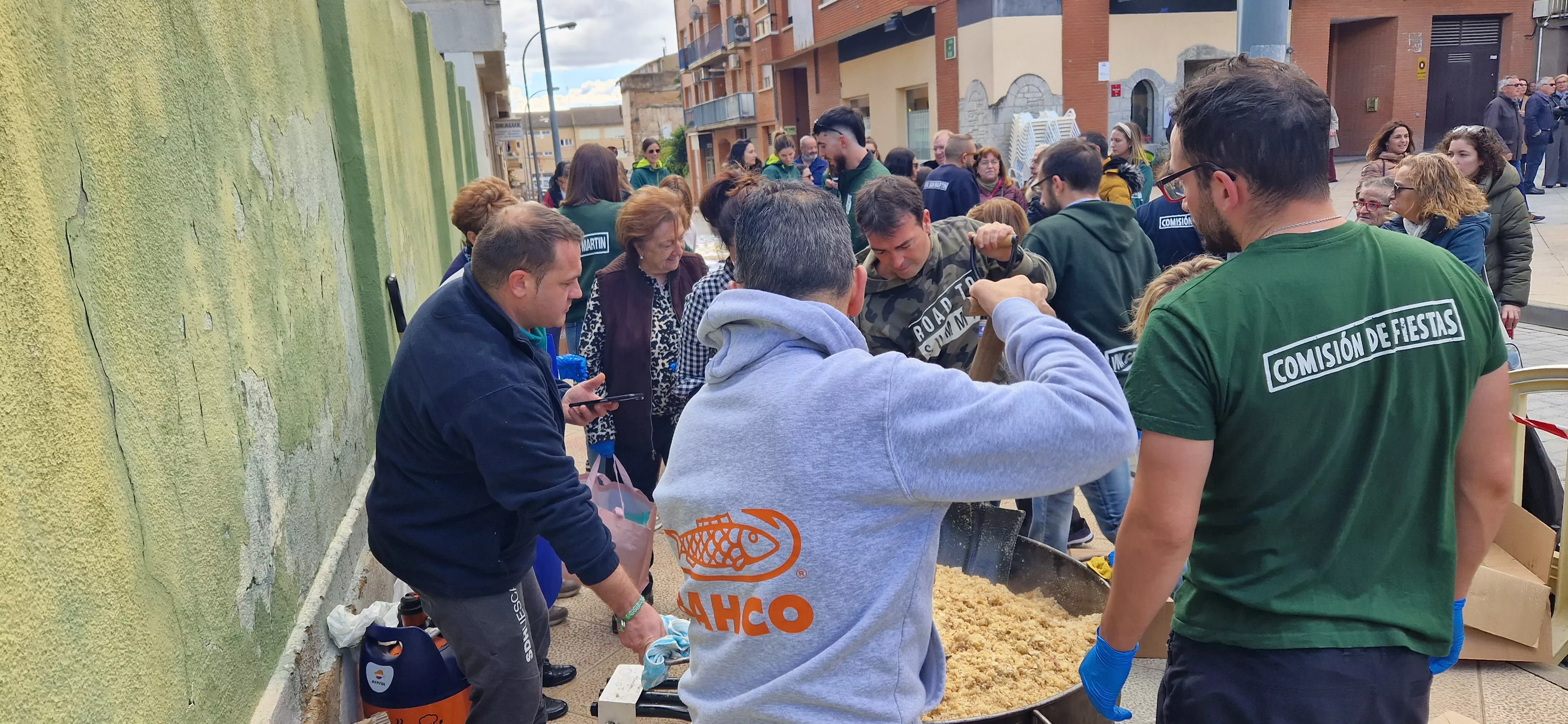 Reparto de migas en las fiestas del barrio de Santo Domingo y San Martín. Foto Myriam Martínez 