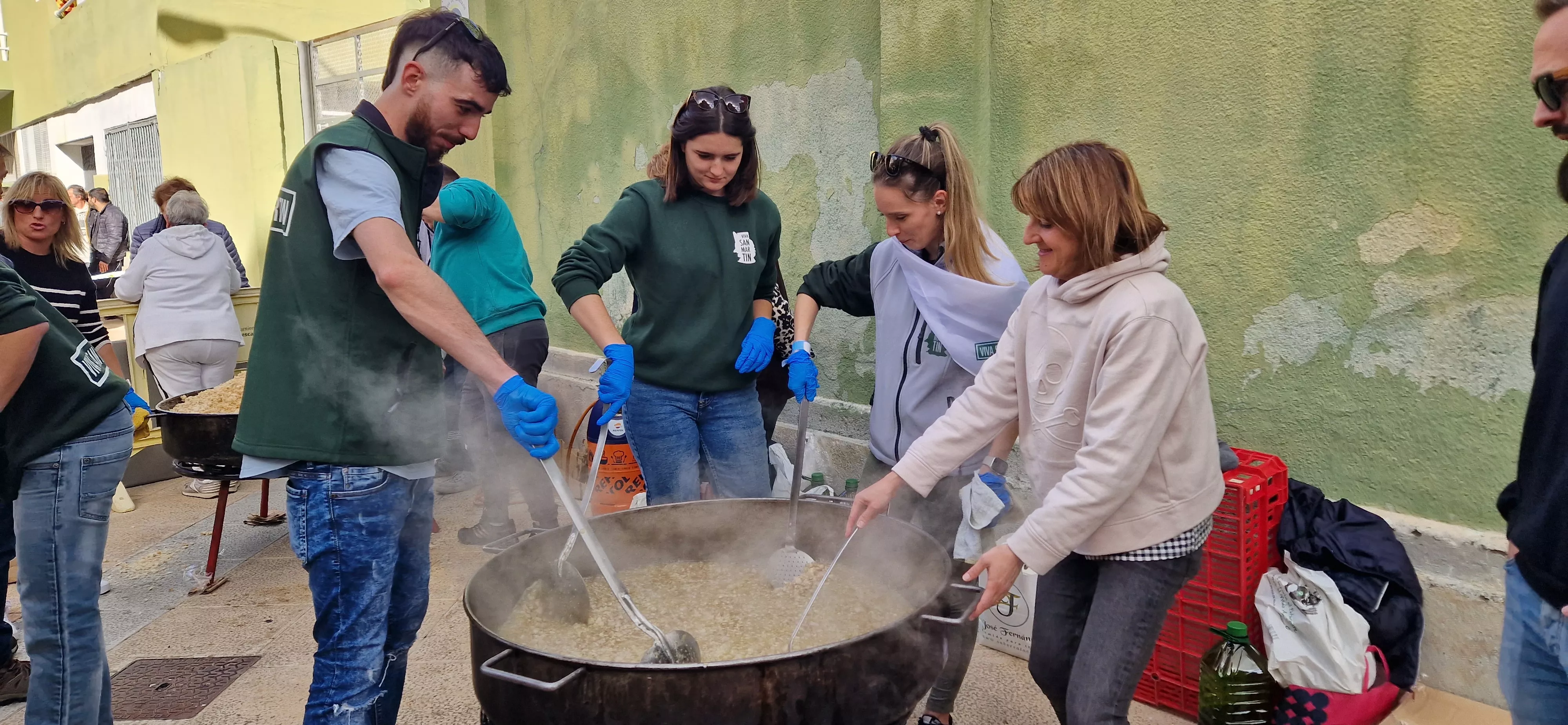 Reparto de migas en las fiestas del barrio de Santo Domingo y San Martín. Foto Myriam Martínez 