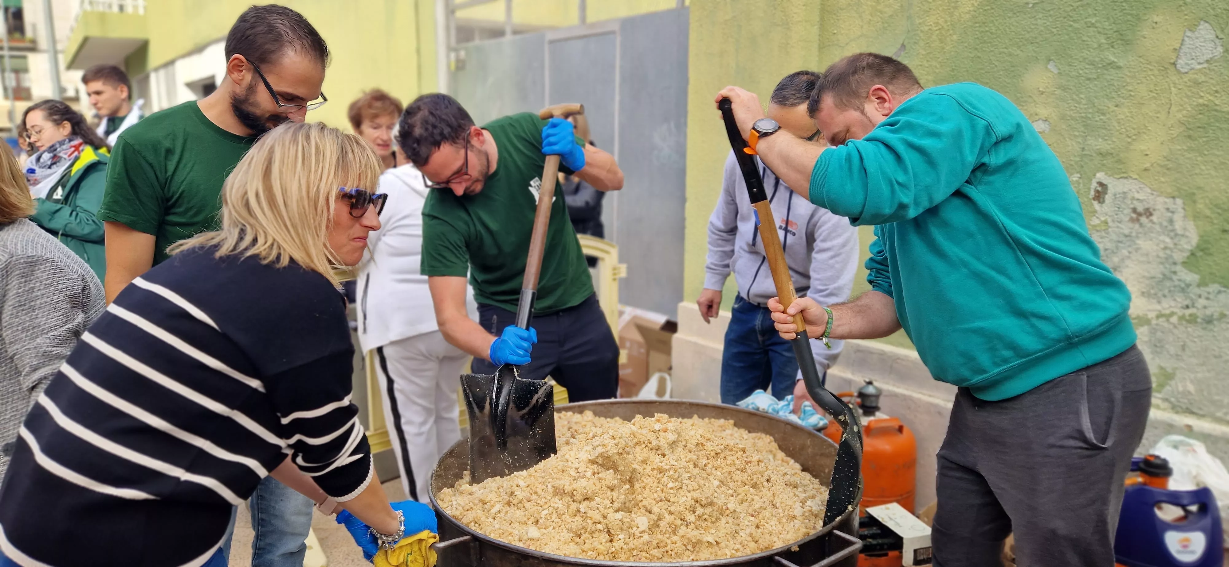 Reparto de migas en las fiestas del barrio de Santo Domingo y San Martín. Foto Myriam Martínez 