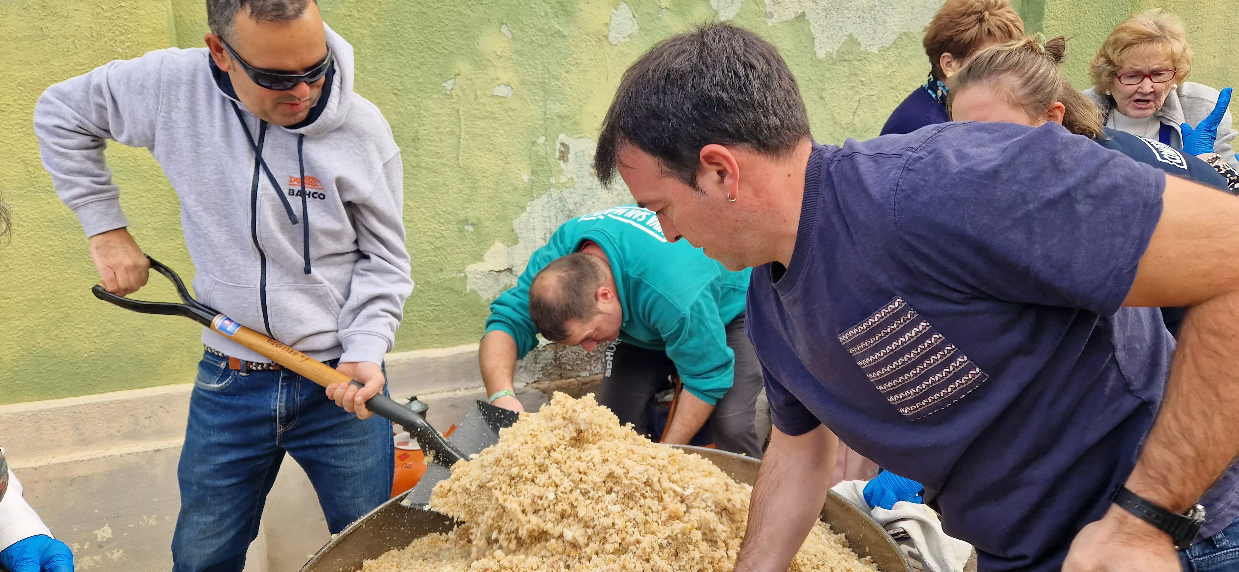 Reparto de migas en las fiestas del barrio de Santo Domingo y San Martín. Foto Myriam Martínez 