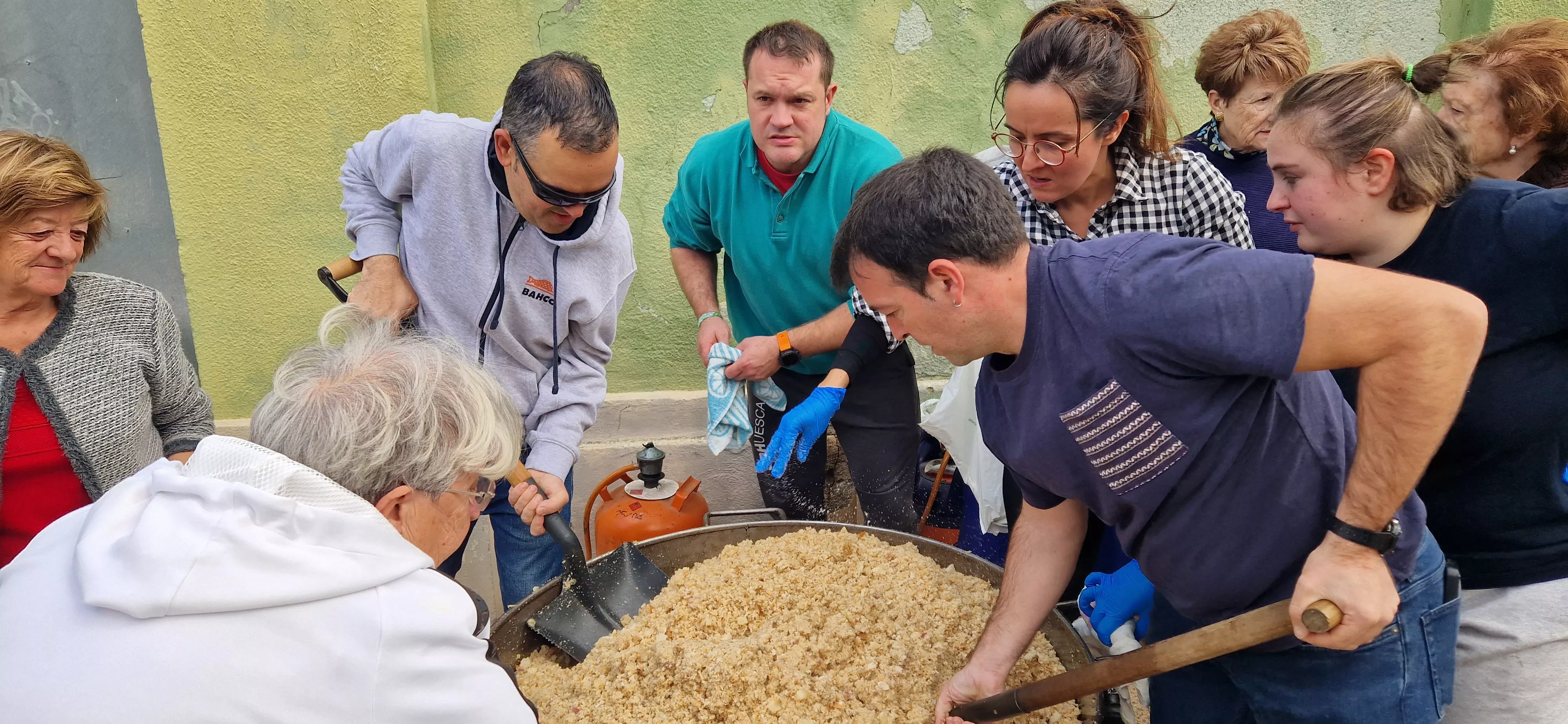 Reparto de migas en las fiestas del barrio de Santo Domingo y San Martín. Foto Myriam Martínez