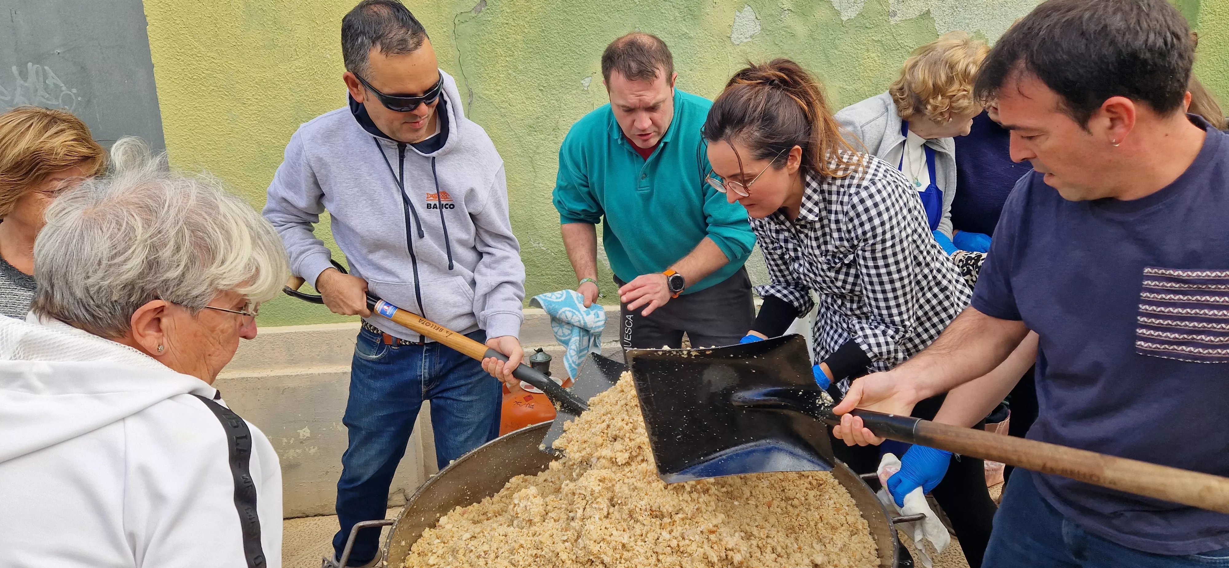 Reparto de migas en las fiestas del barrio de Santo Domingo y San Martín. Foto Myriam Martínez 