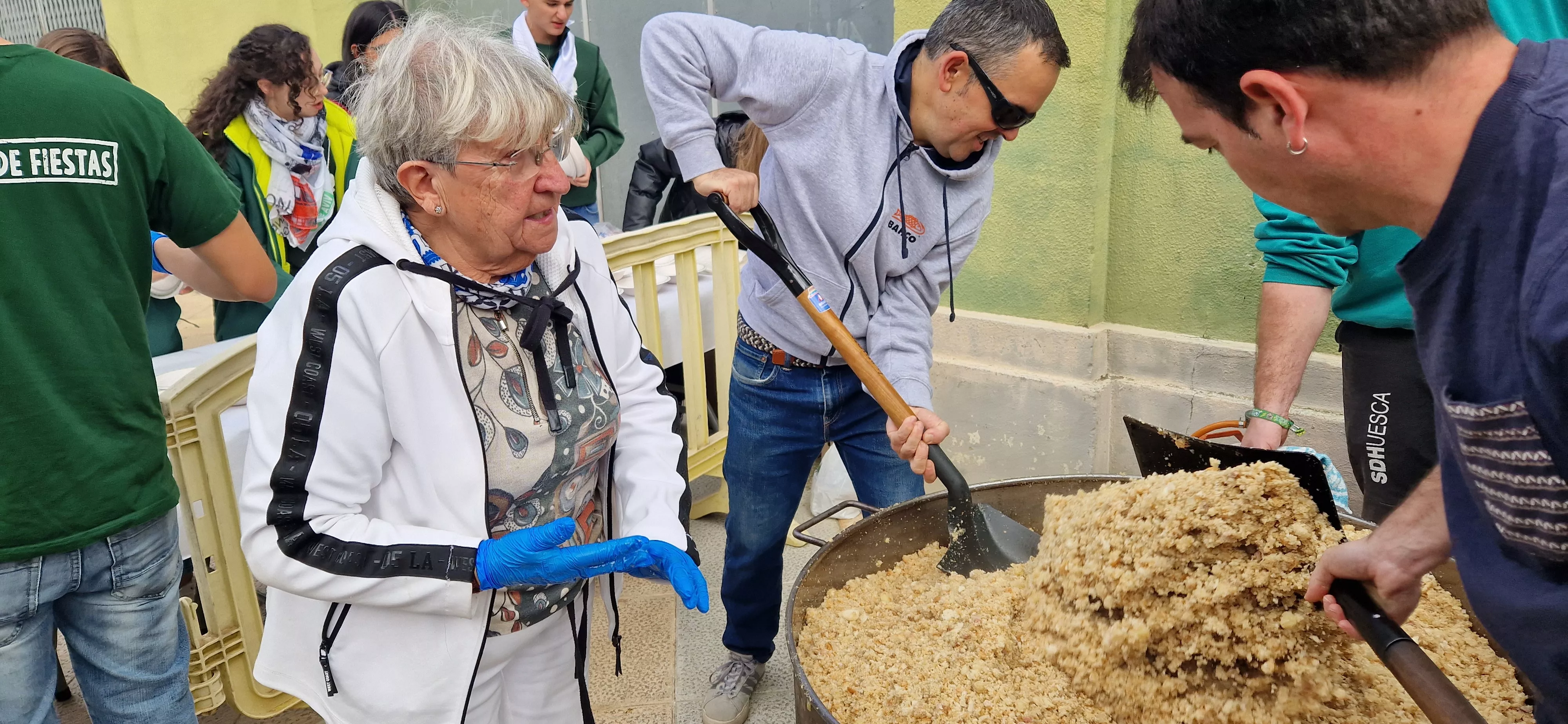 Reparto de migas en las fiestas del barrio de Santo Domingo y San Martín. Foto Myriam Martínez 